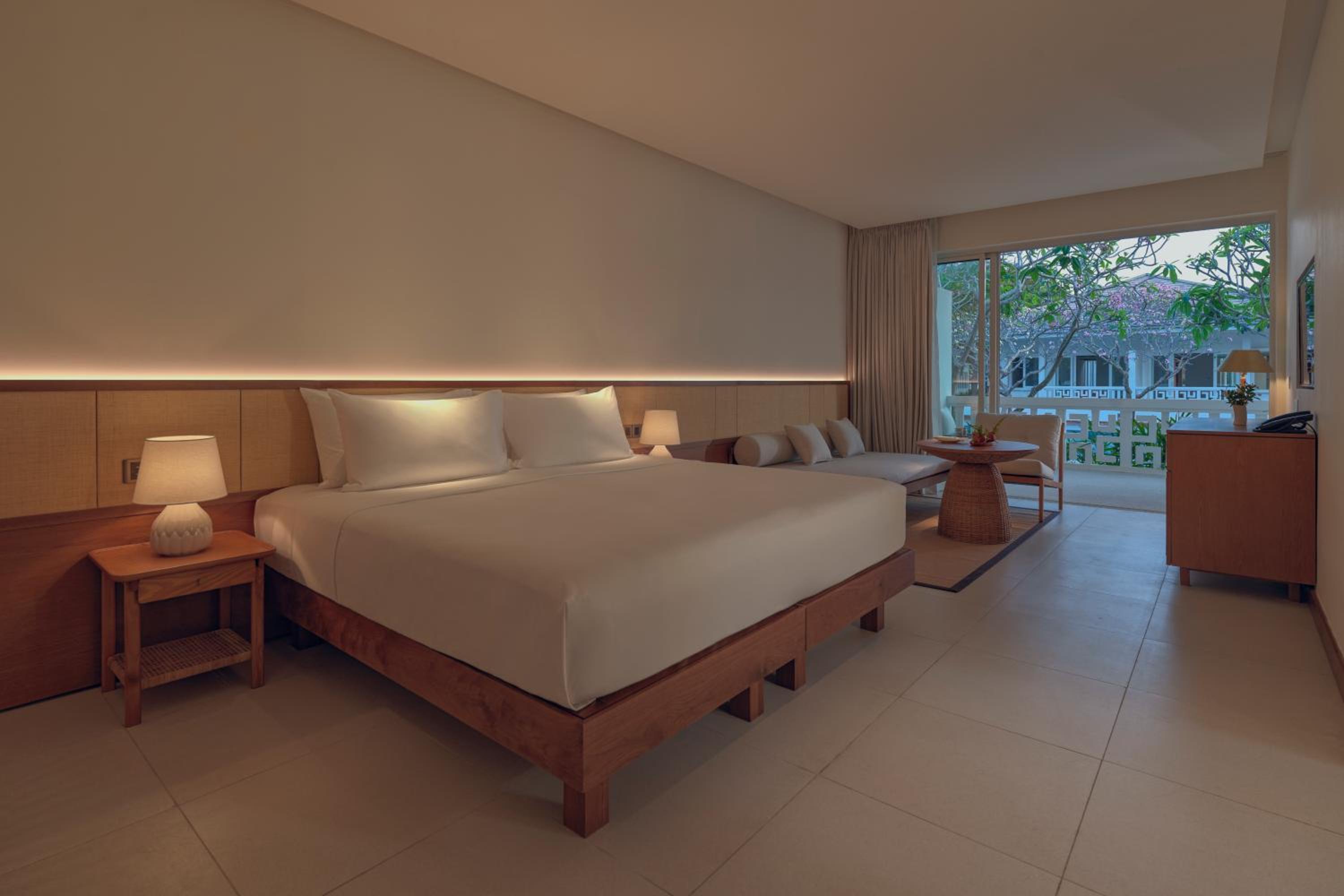 Deluxe Suite with Pool View - Photo 11