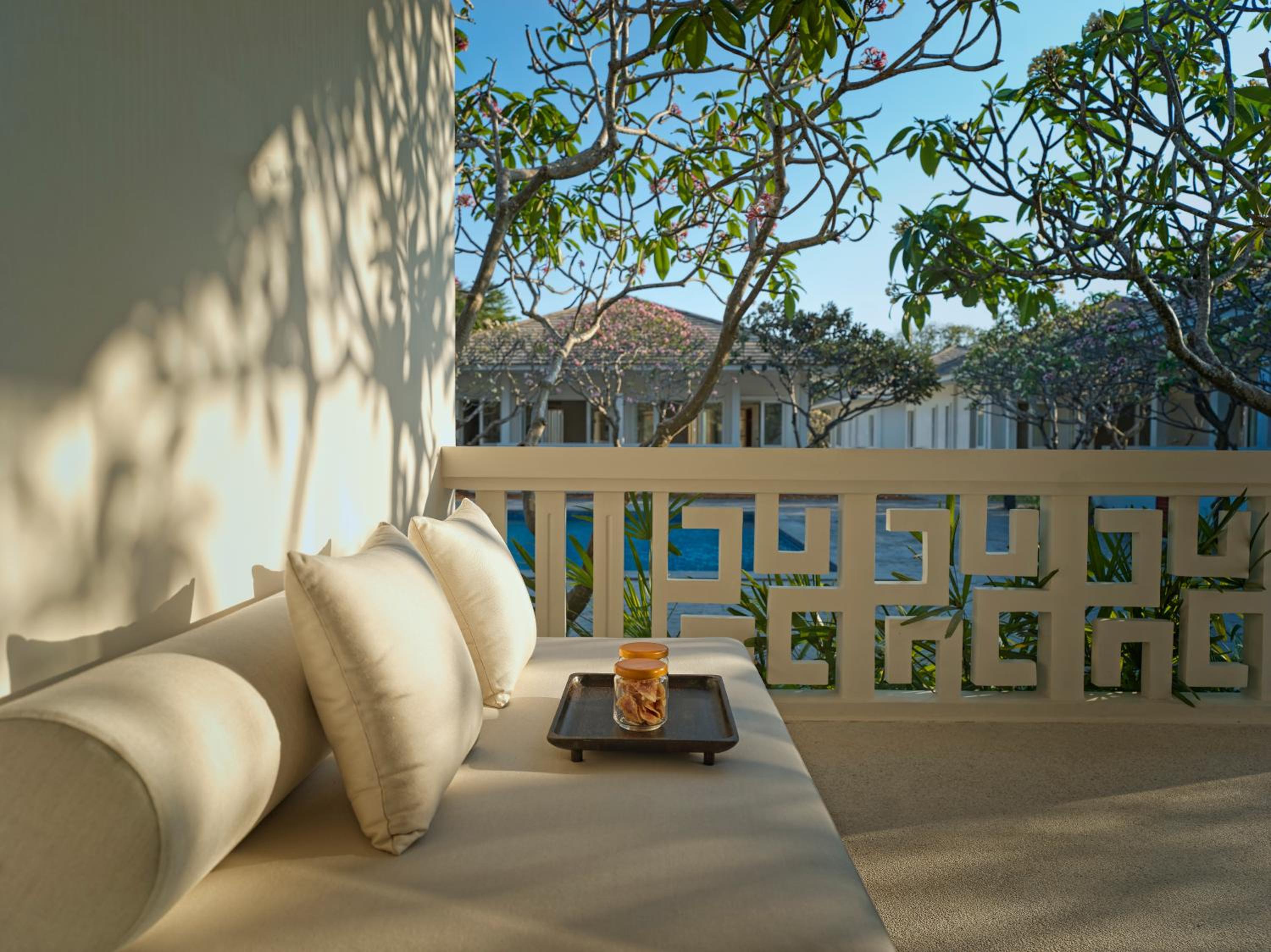 Deluxe Suite with Pool View - Photo 14