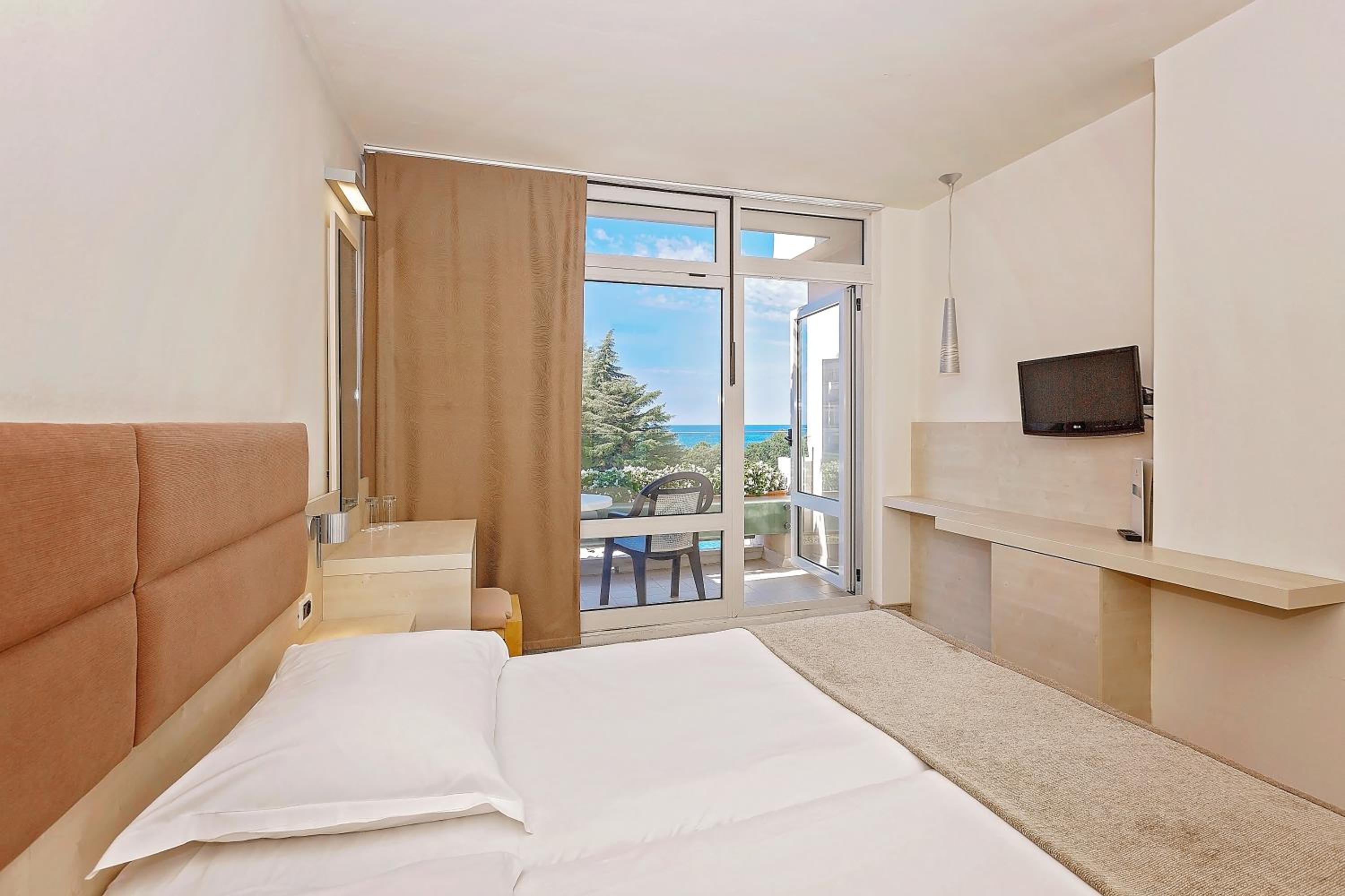Superior Room with Balcony and Sea View - Photo 1