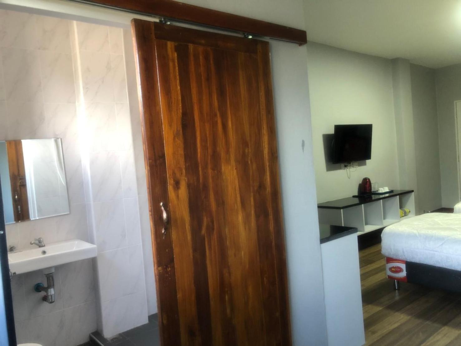 Deluxe Double Room - Photo 8