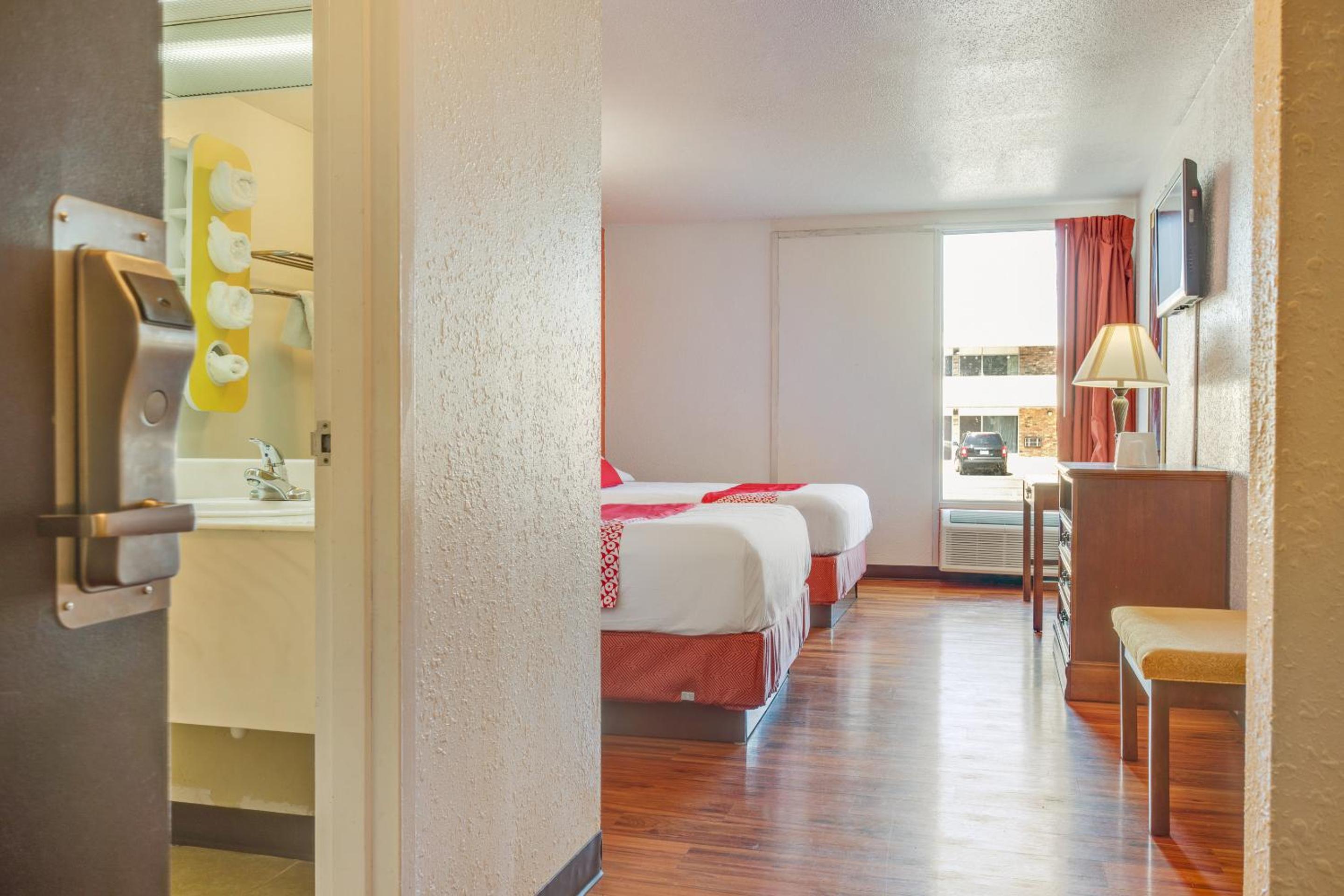 Double Room with Two Double Beds - Photo 11
