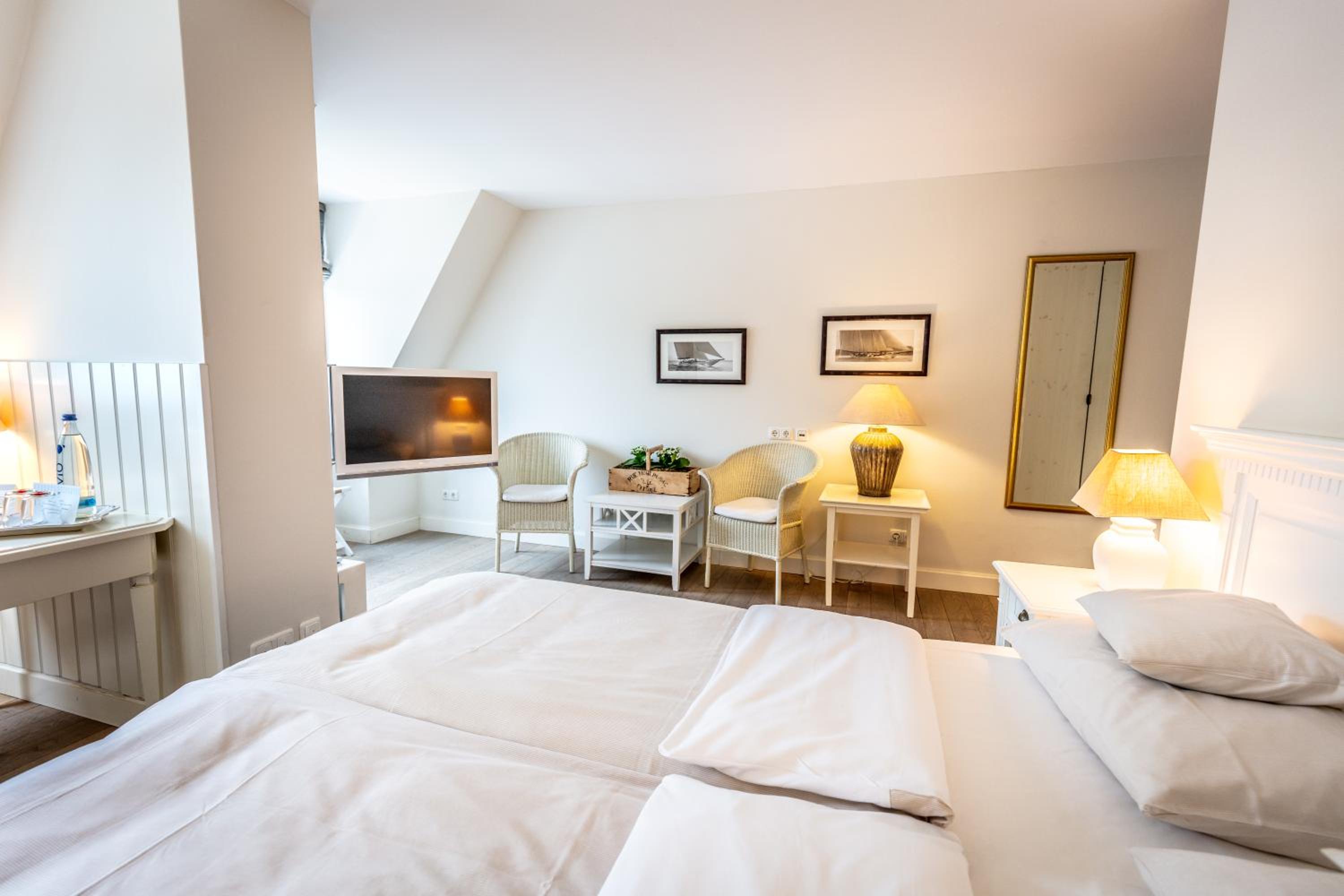 Classic Double Room with Park View - Photo 4