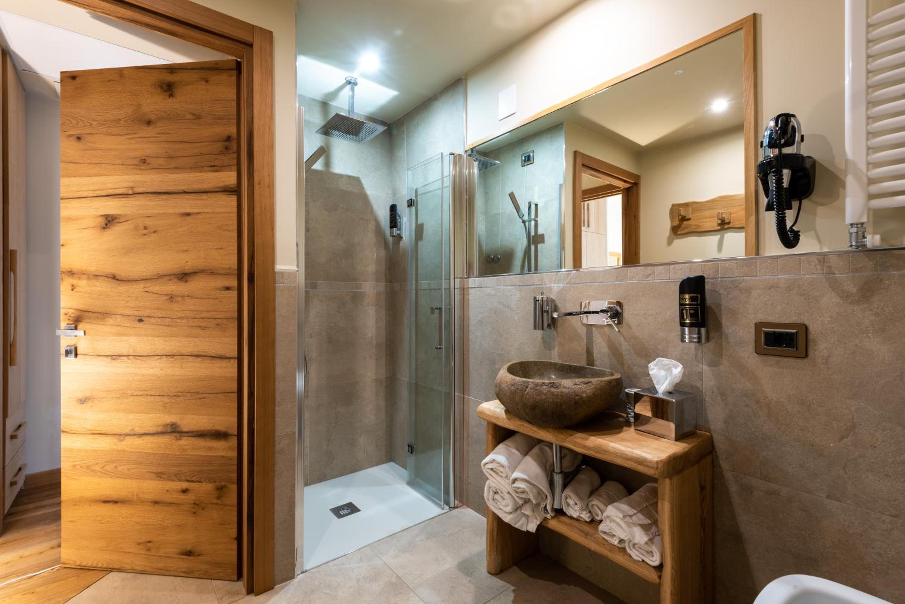Deluxe Suite with Spa Bath photo 3