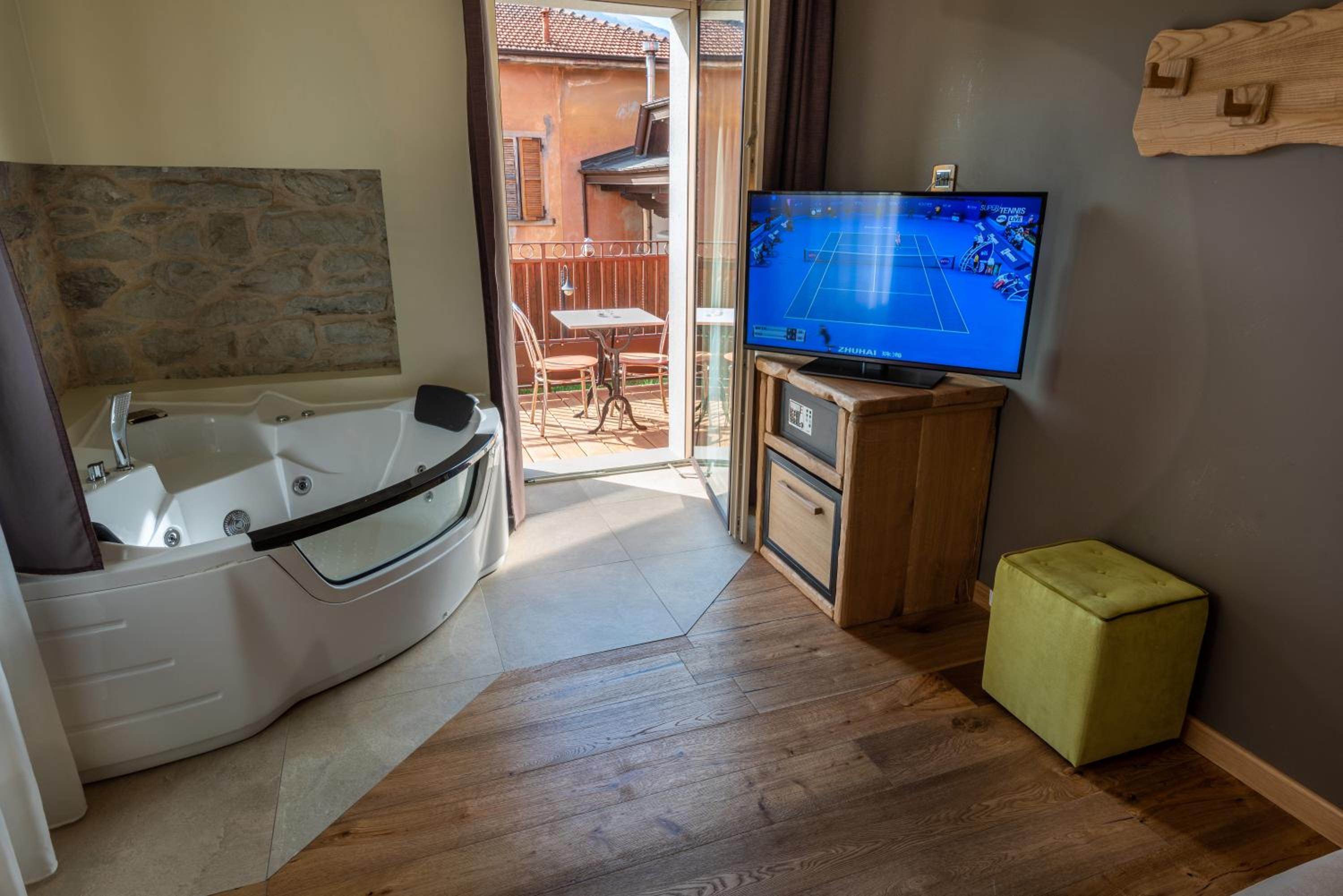 Deluxe Suite with Spa Bath photo 1