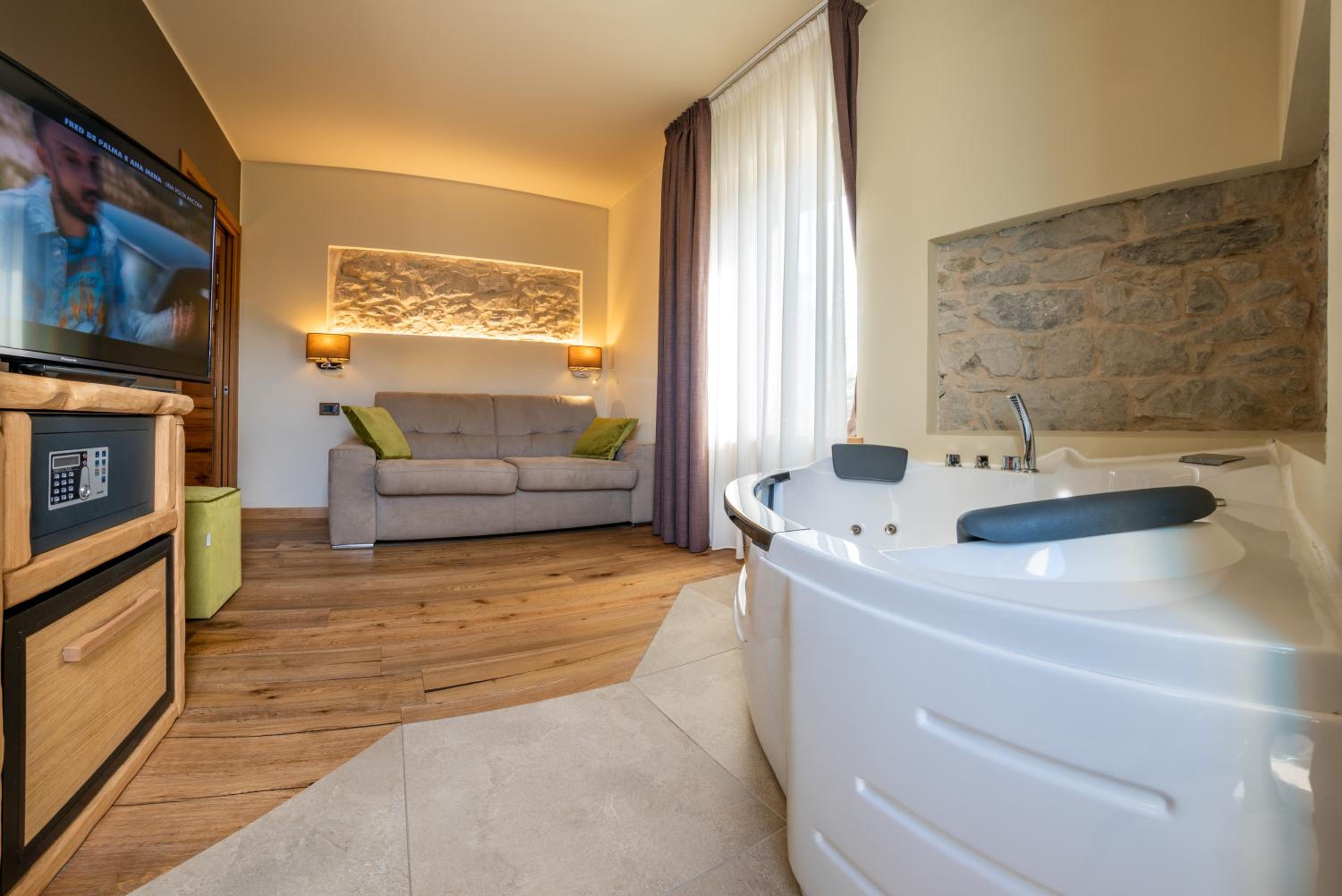 Deluxe Suite with Spa Bath photo 2