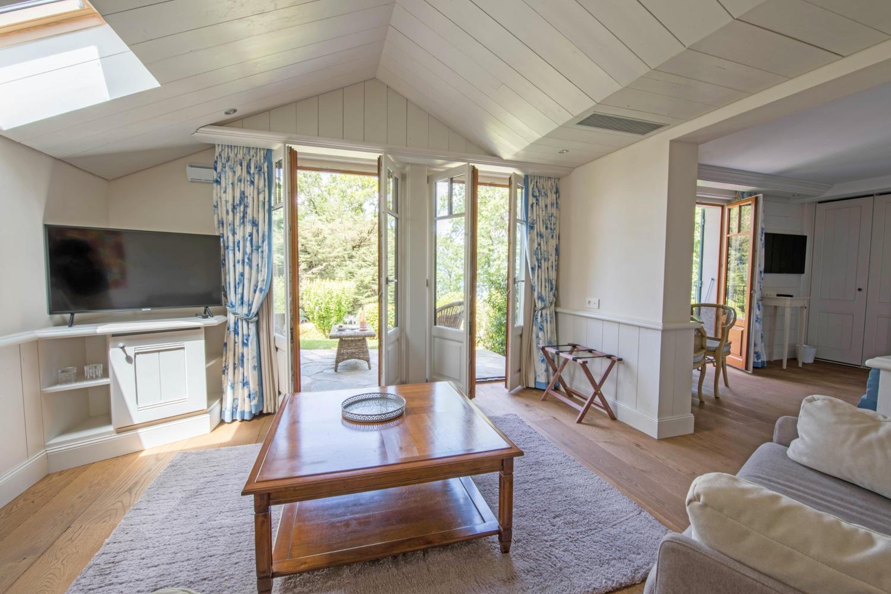 Suite with Lake View - Photo 11