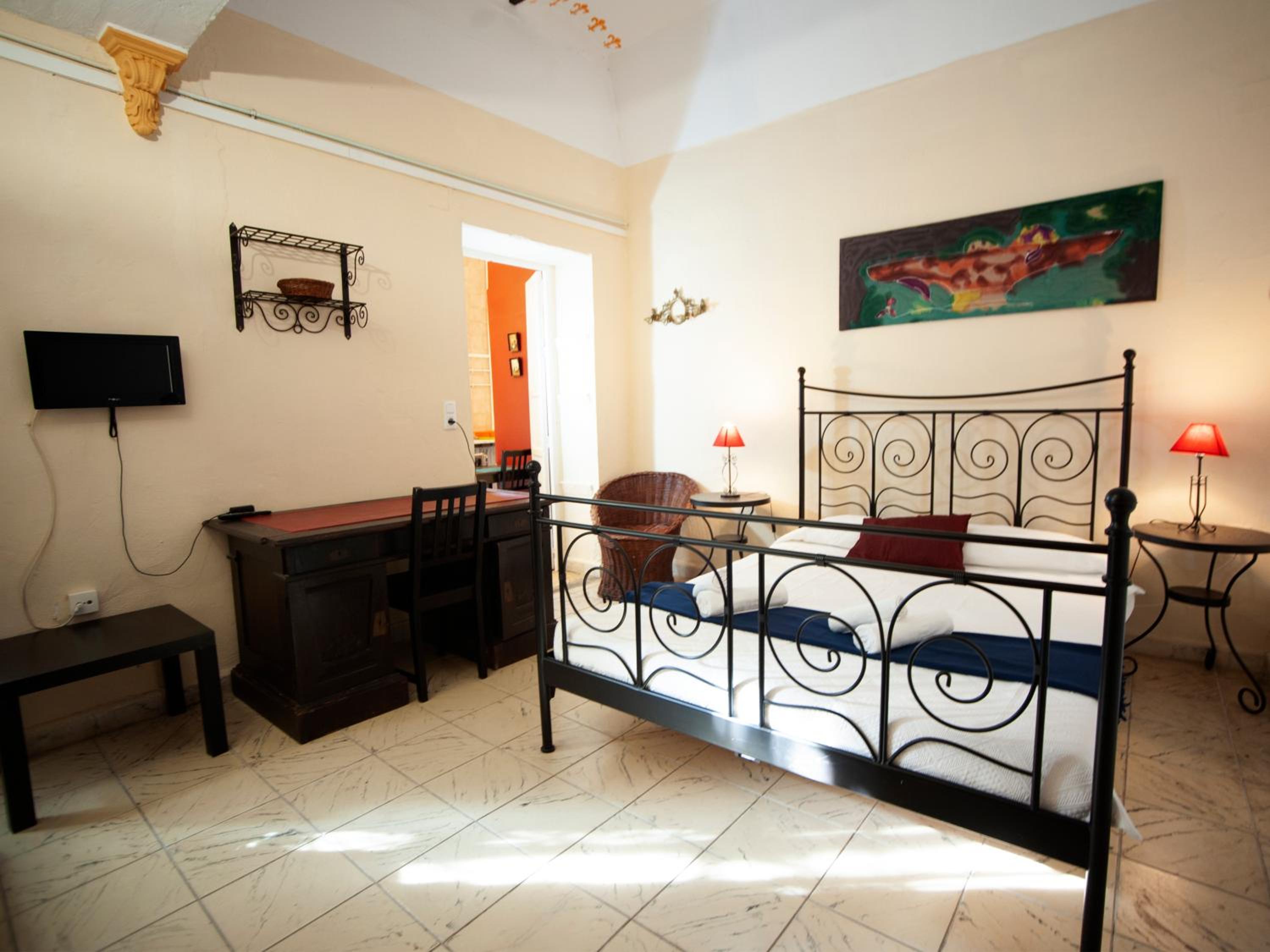 Deluxe Double Room with Bath - Photo 6