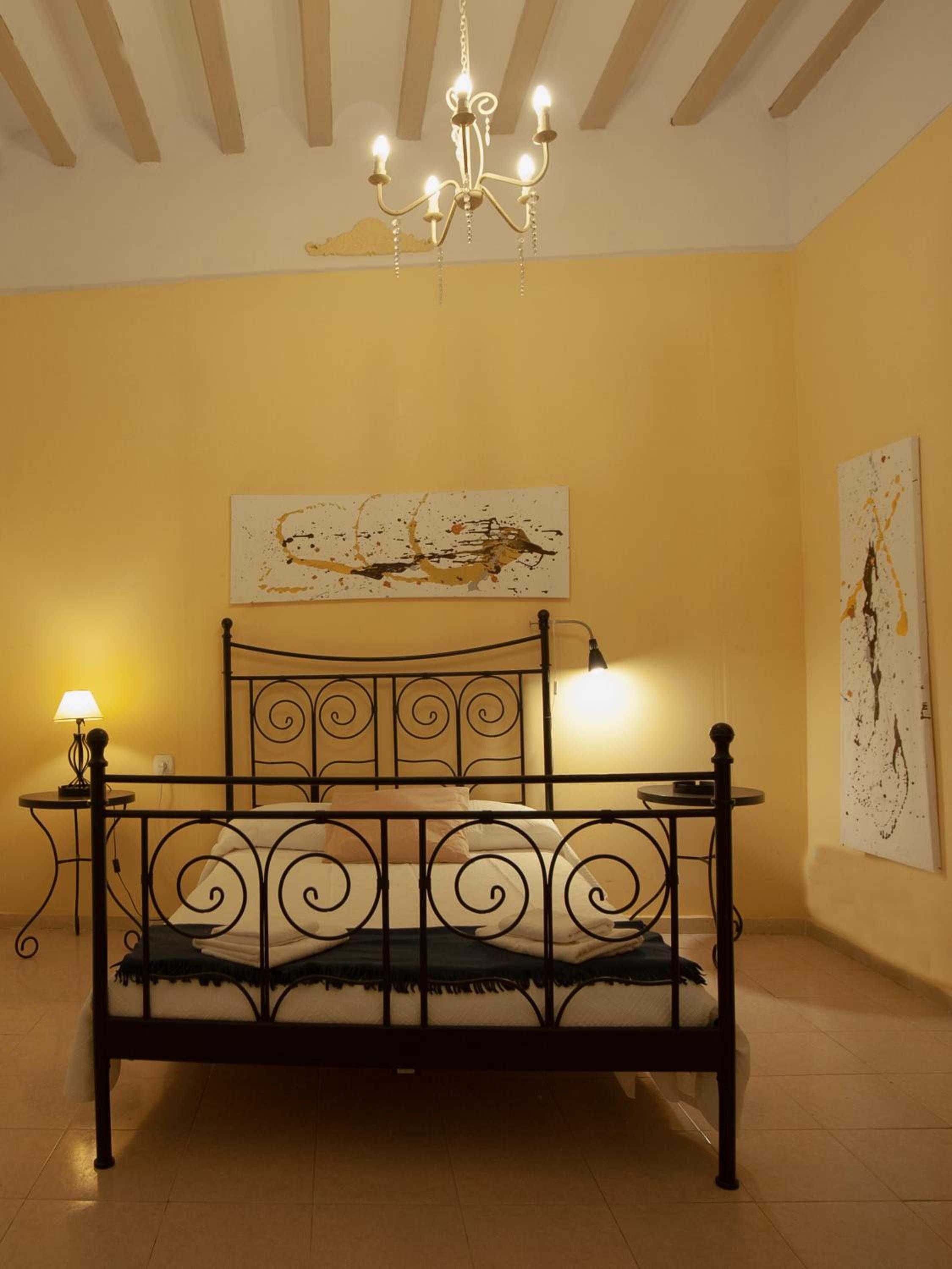 Deluxe Double Room with Bath - Photo 7