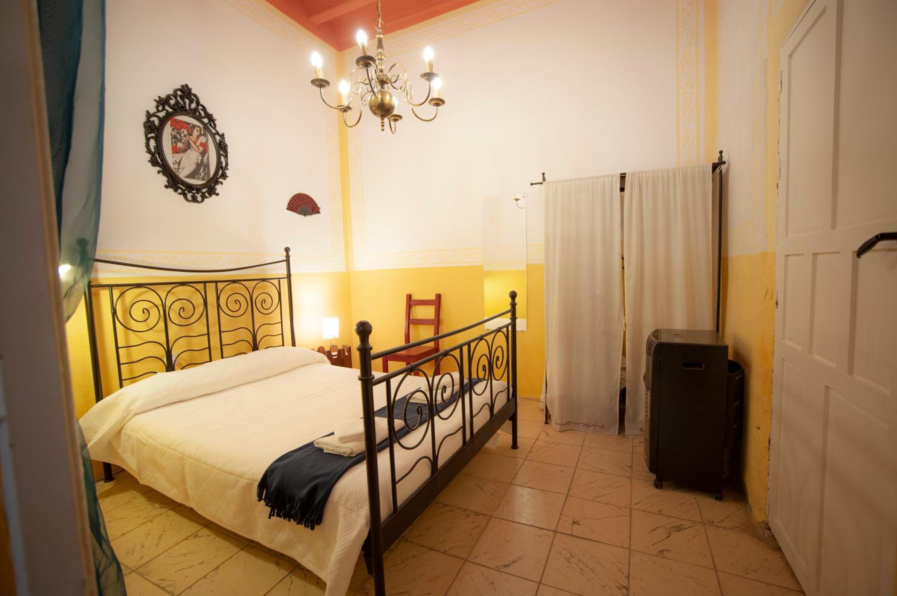 Deluxe Double Room with Bath - Photo 8