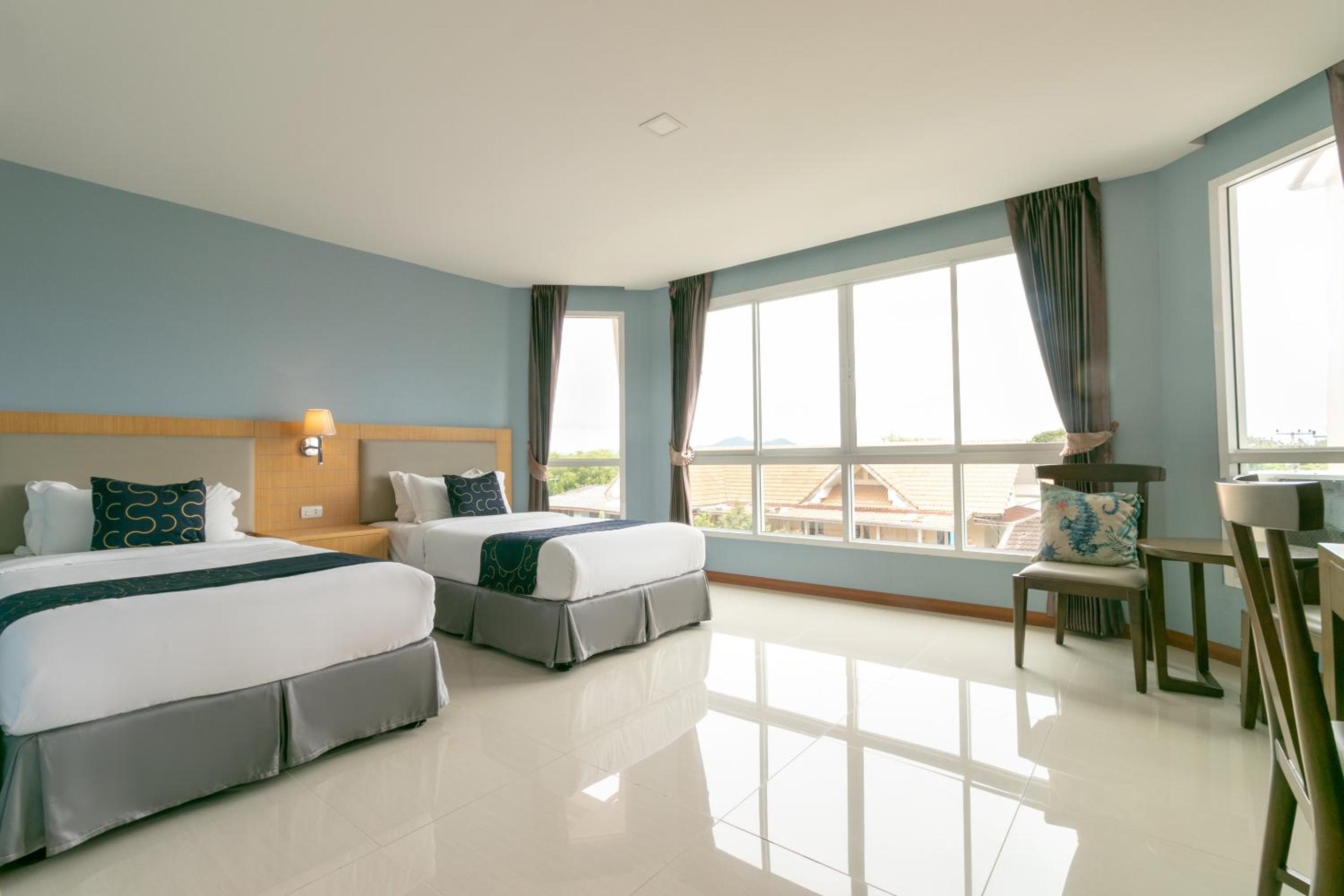 Superior Twin Room with Sea View - Photo 19