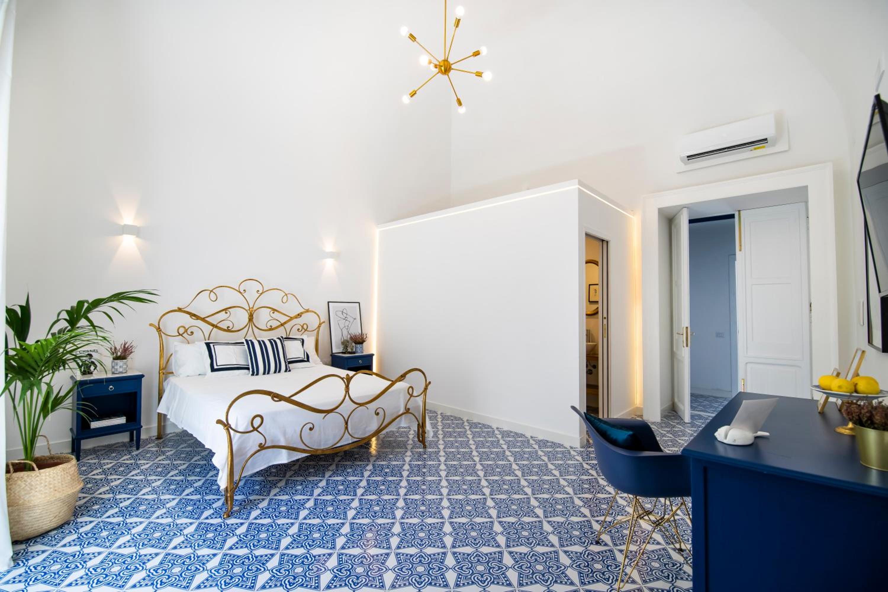 King Room with Balcony - Photo 9