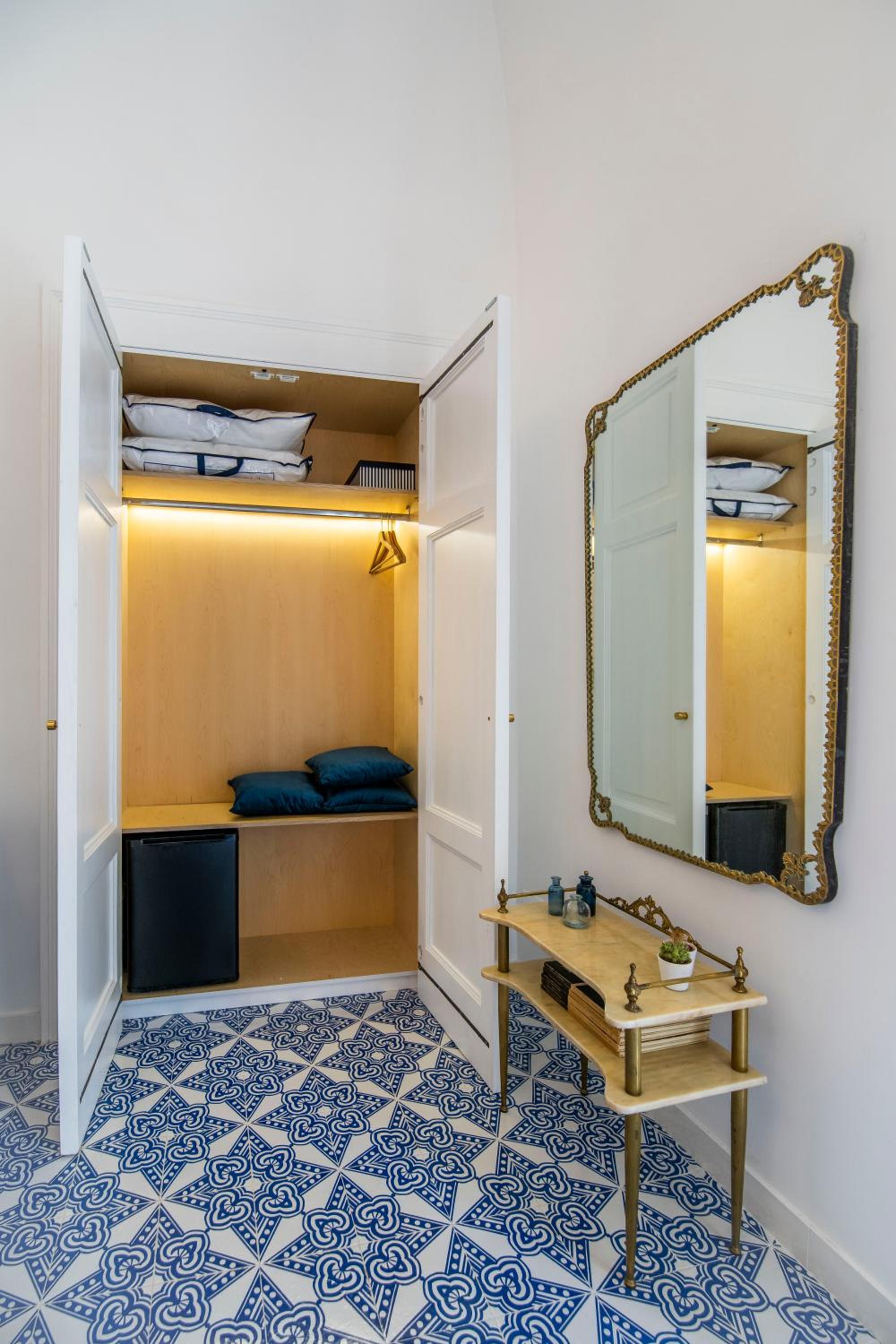King Room with Balcony - Photo 8