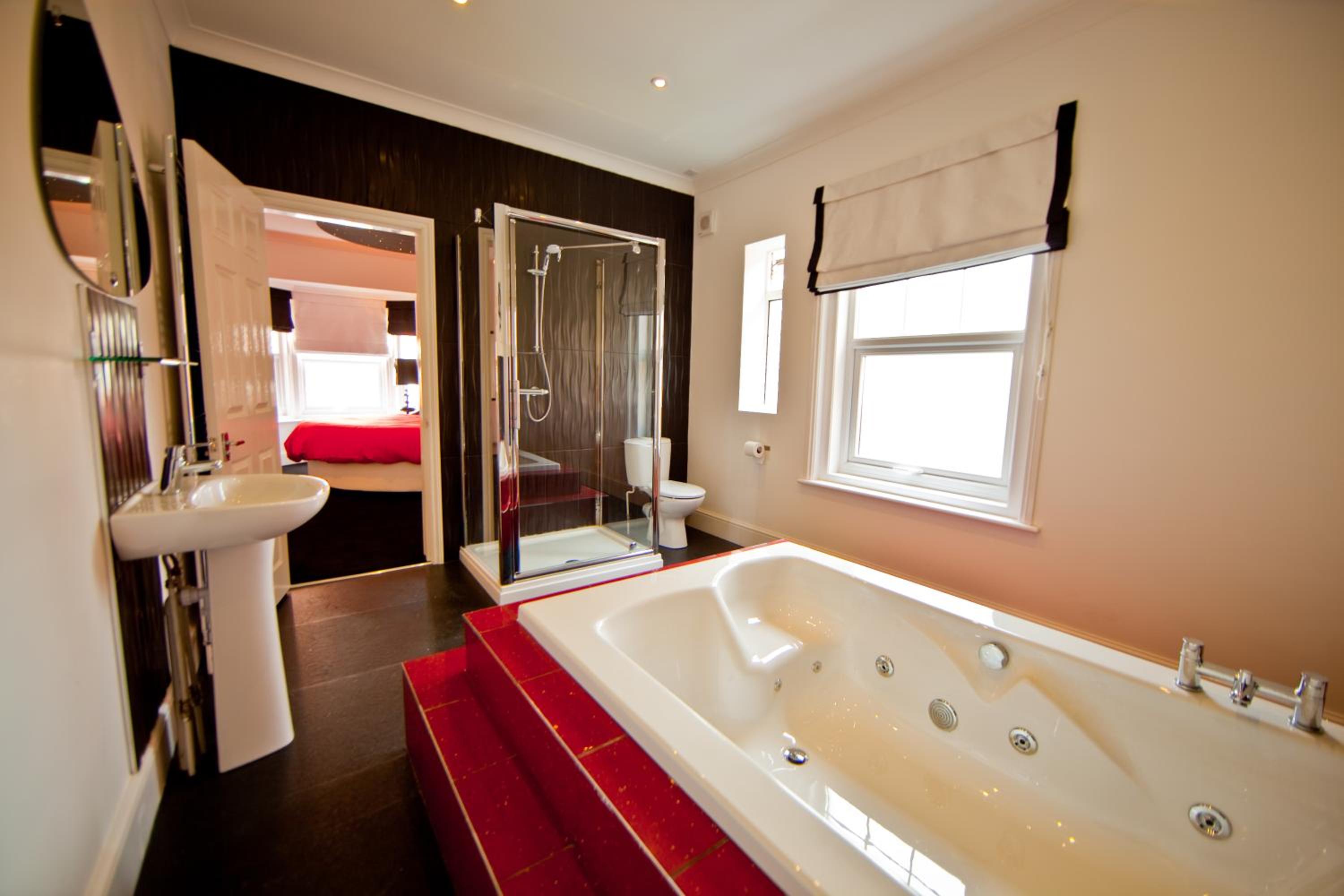 Luxury Double Room With Jacuzzi Bath - Photo 3