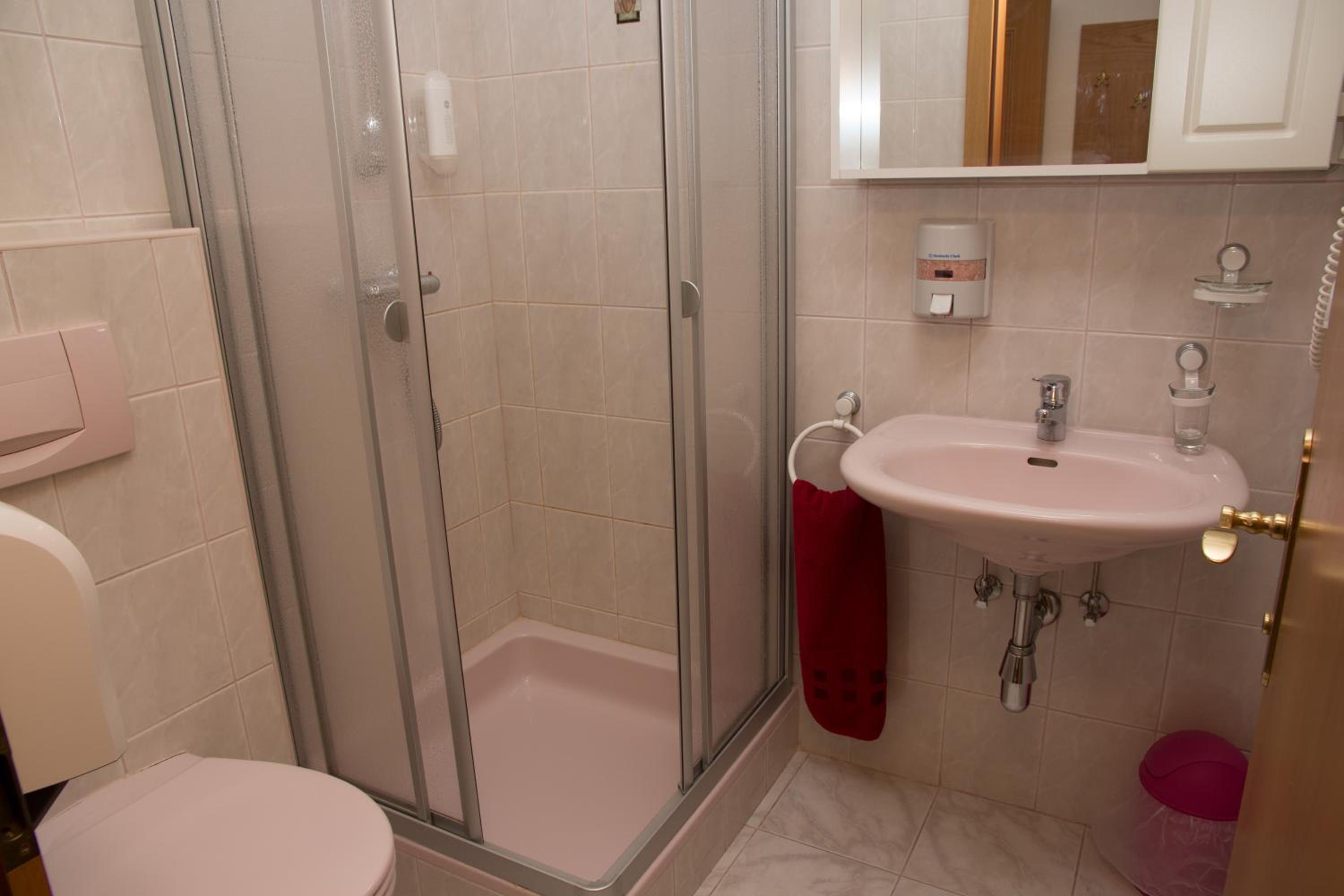 Double Room with Balcony - Photo 10