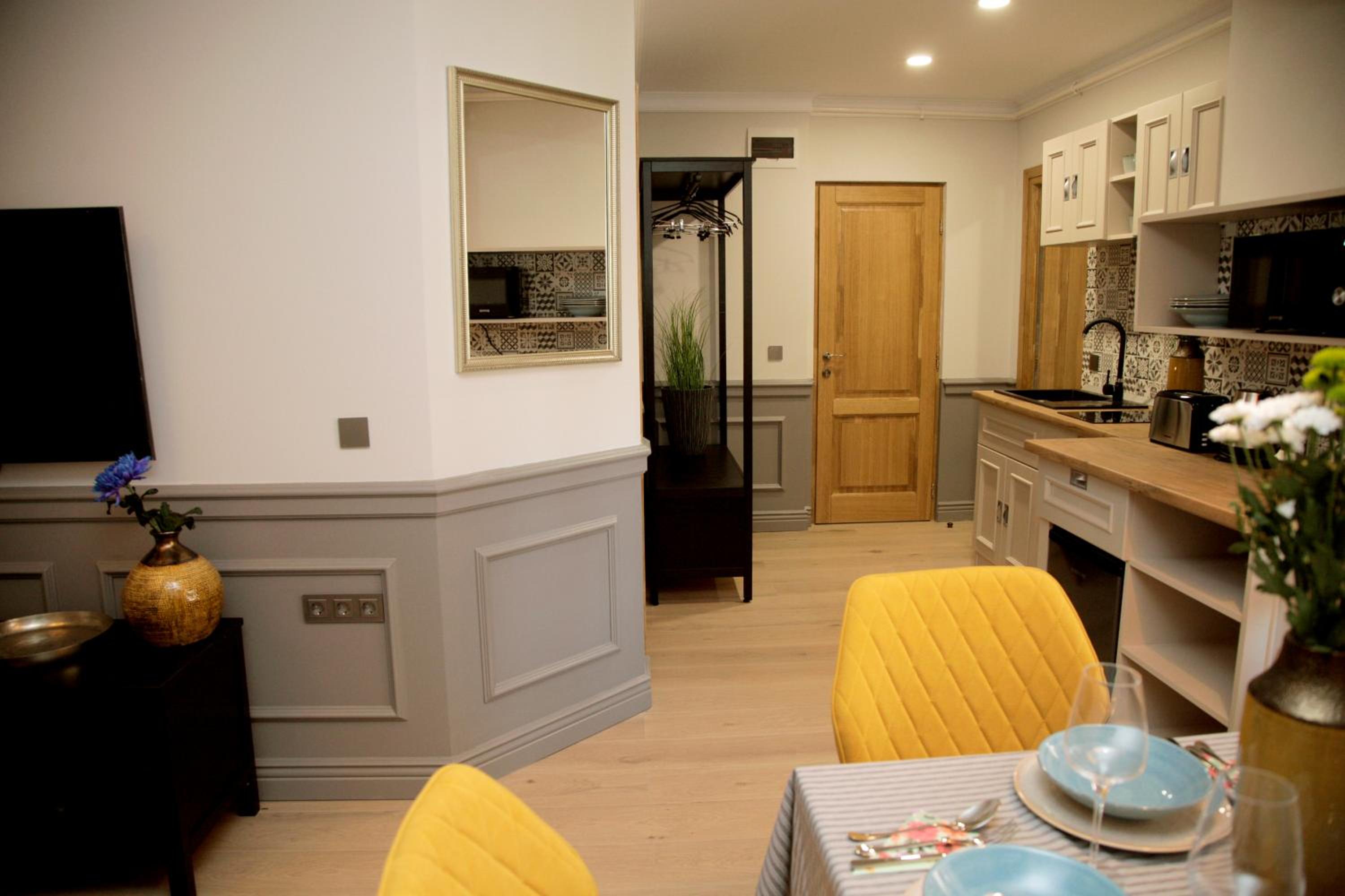 One-Bedroom Apartment - Photo 2