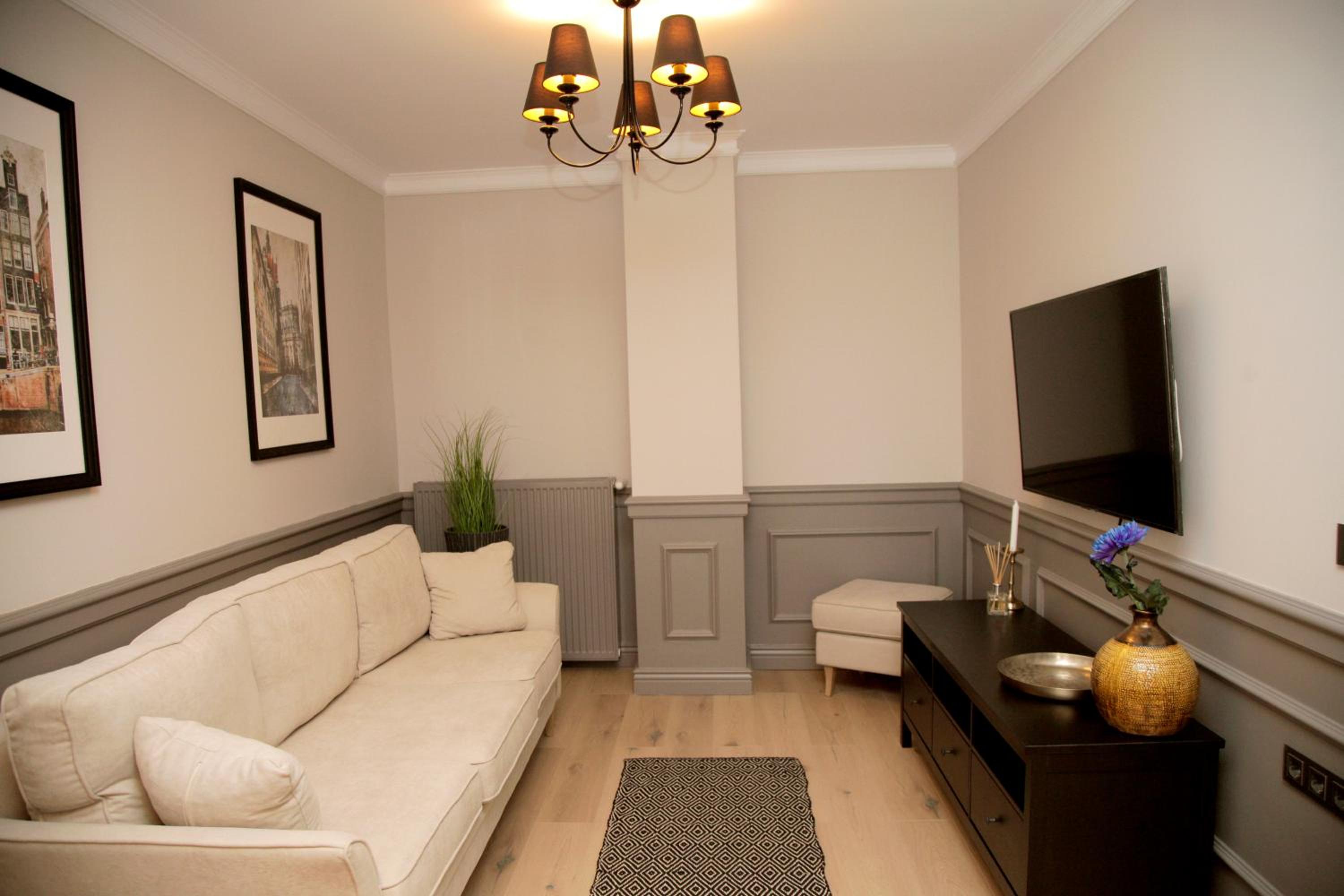 One-Bedroom Apartment - Photo 1