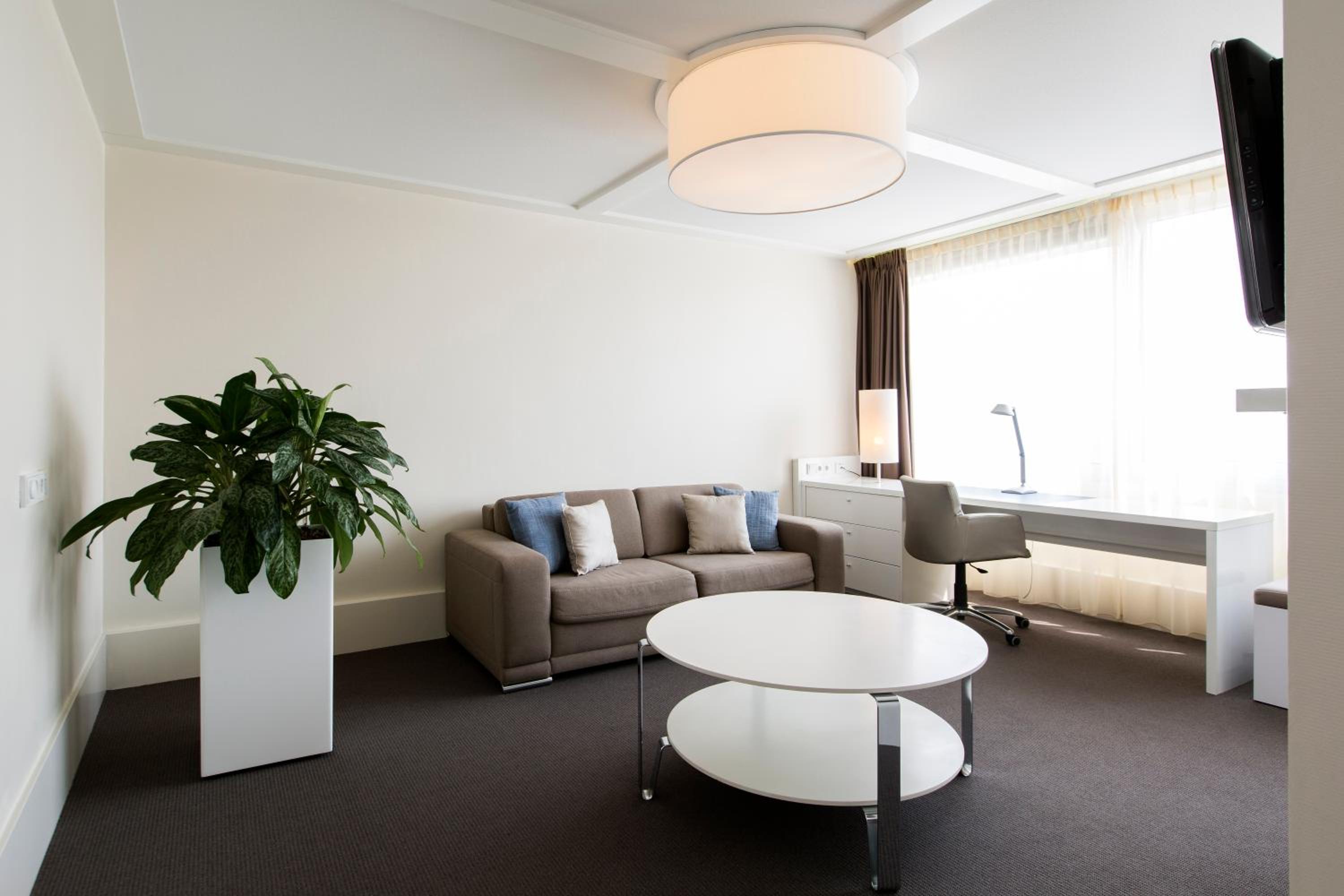King Suite with City View - Photo 3