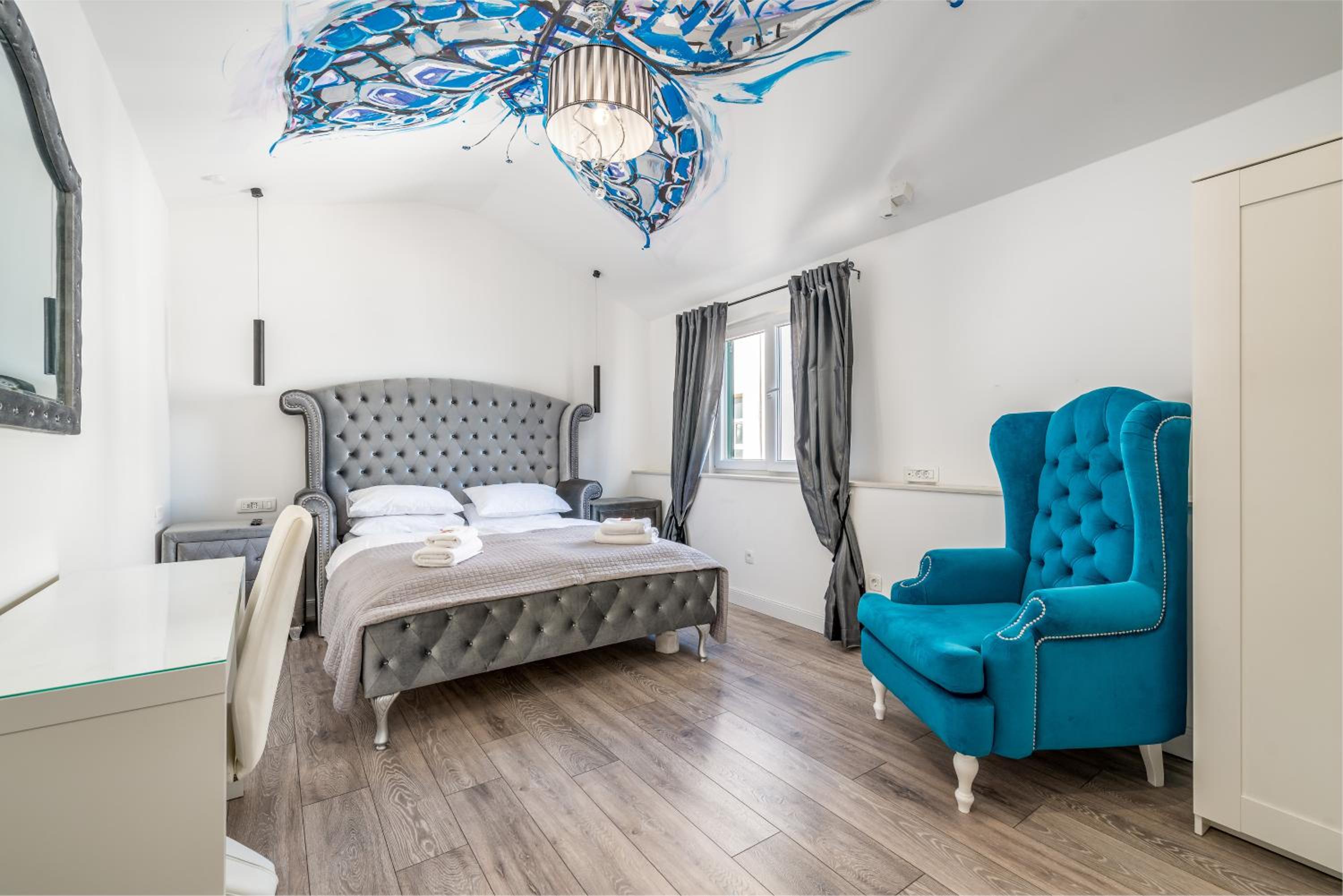 Deluxe Room - Partial Sea and Promenade View photo 3
