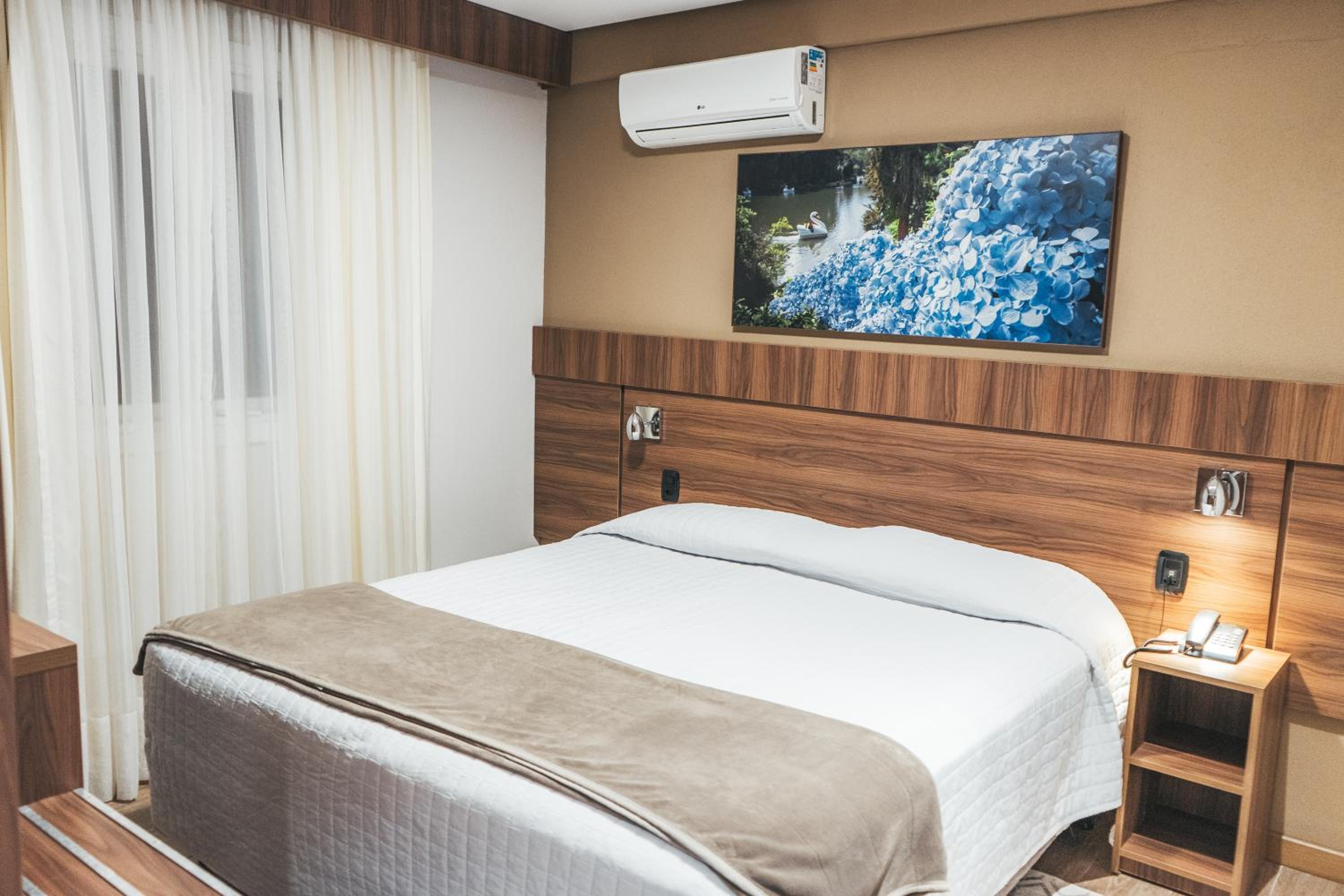Available room thumbnail 5