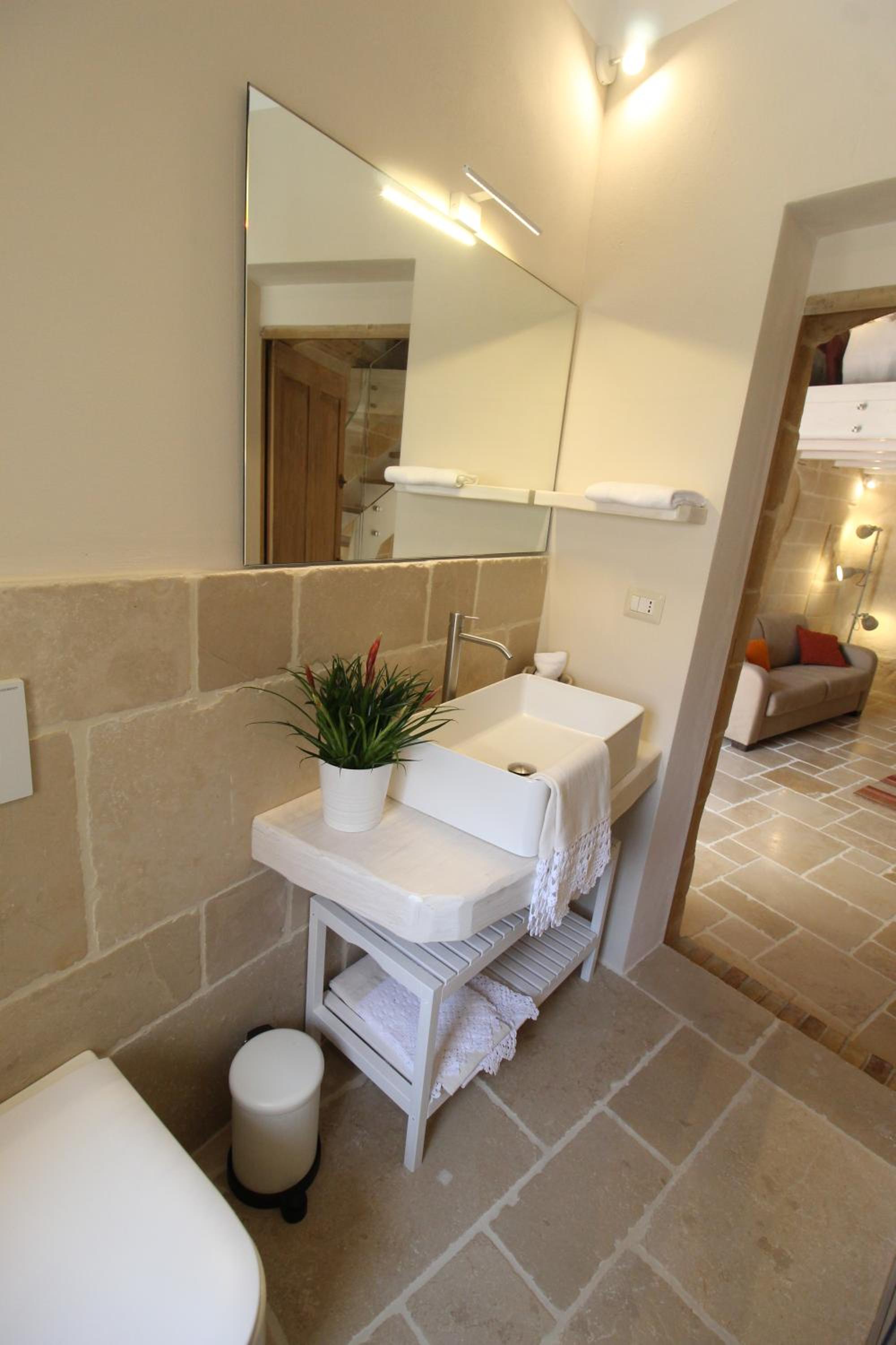 One-Bedroom House - Photo 18