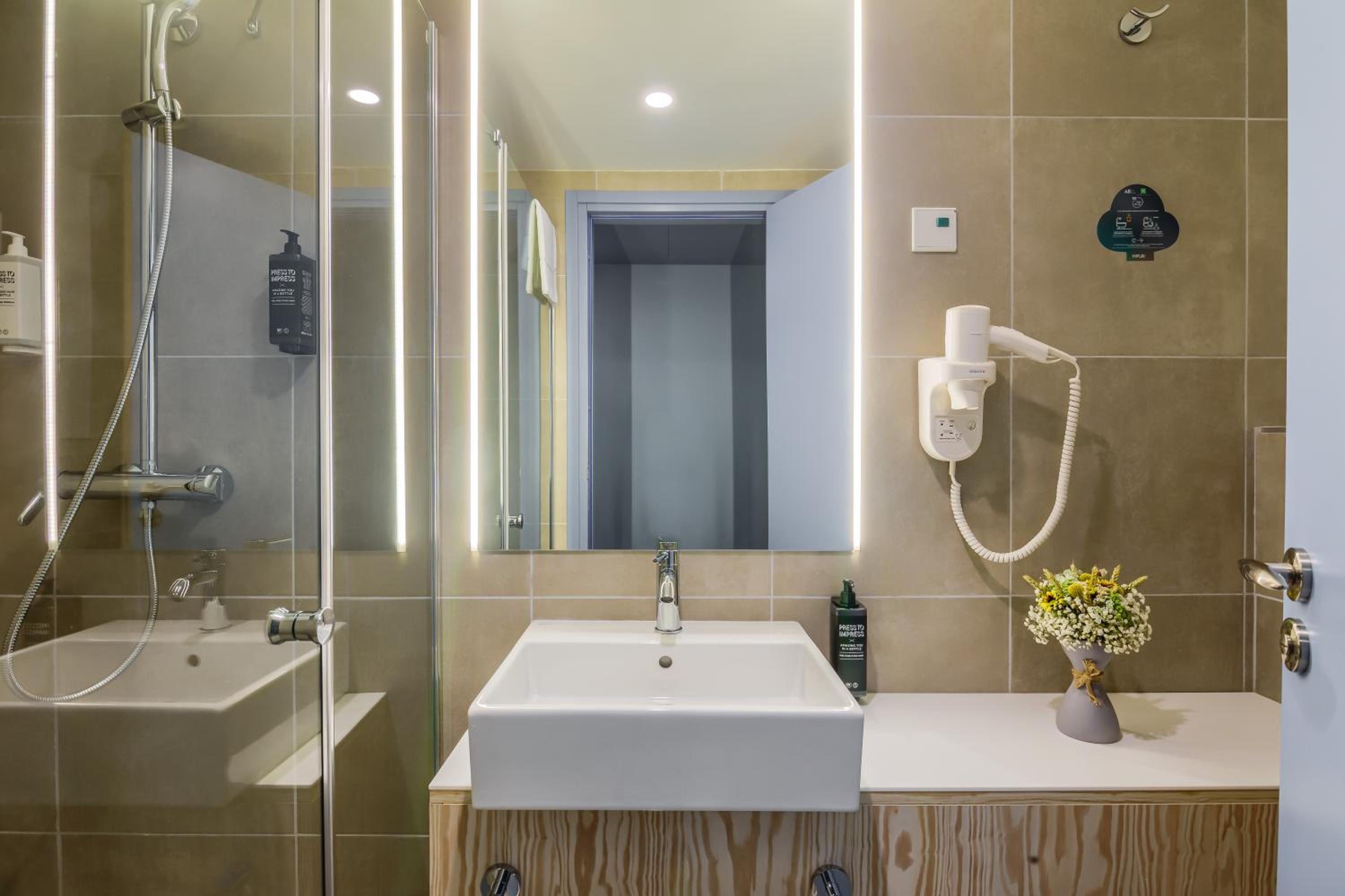 Standard Twin Room - Photo 4