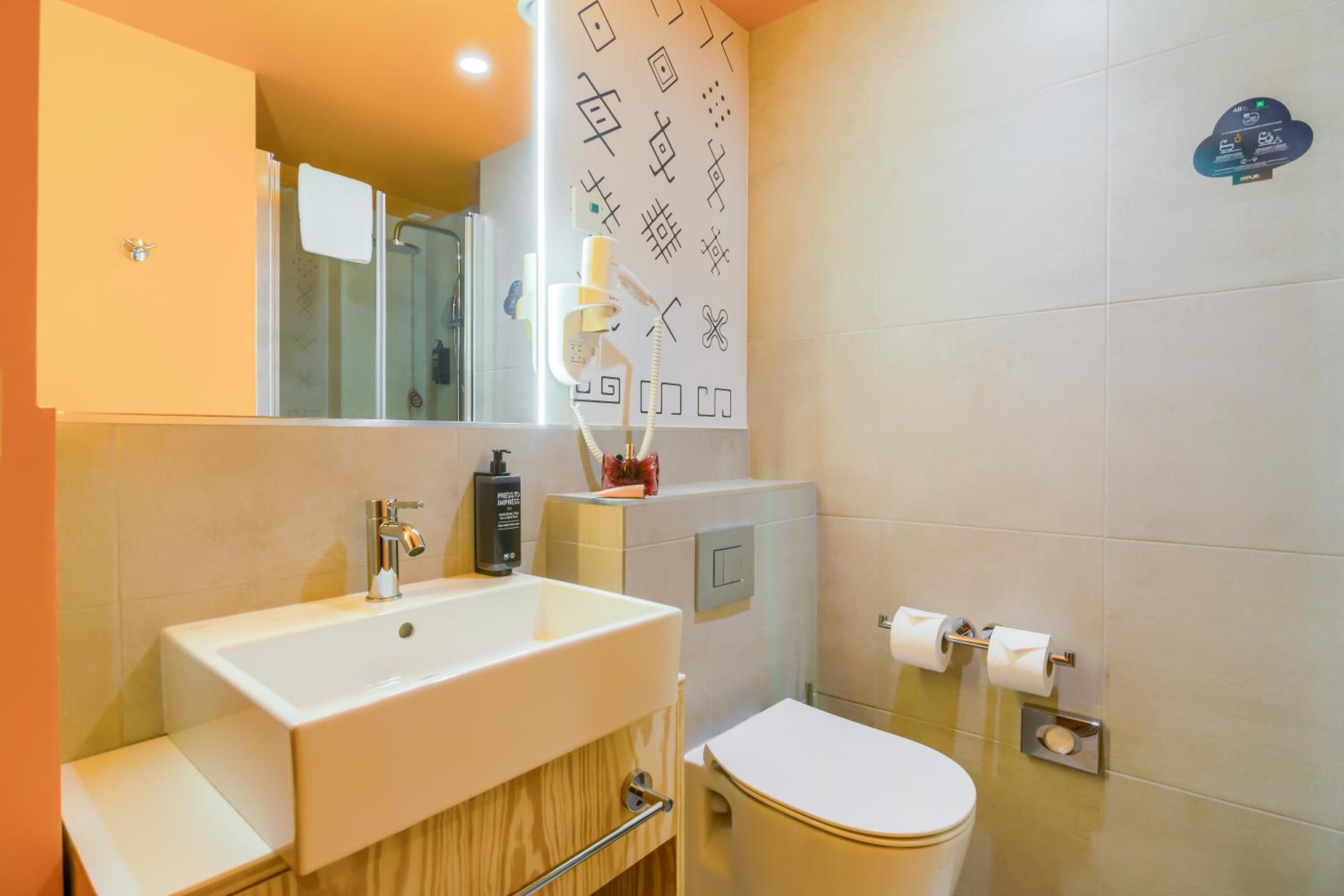 Standard Twin Room - Photo 9