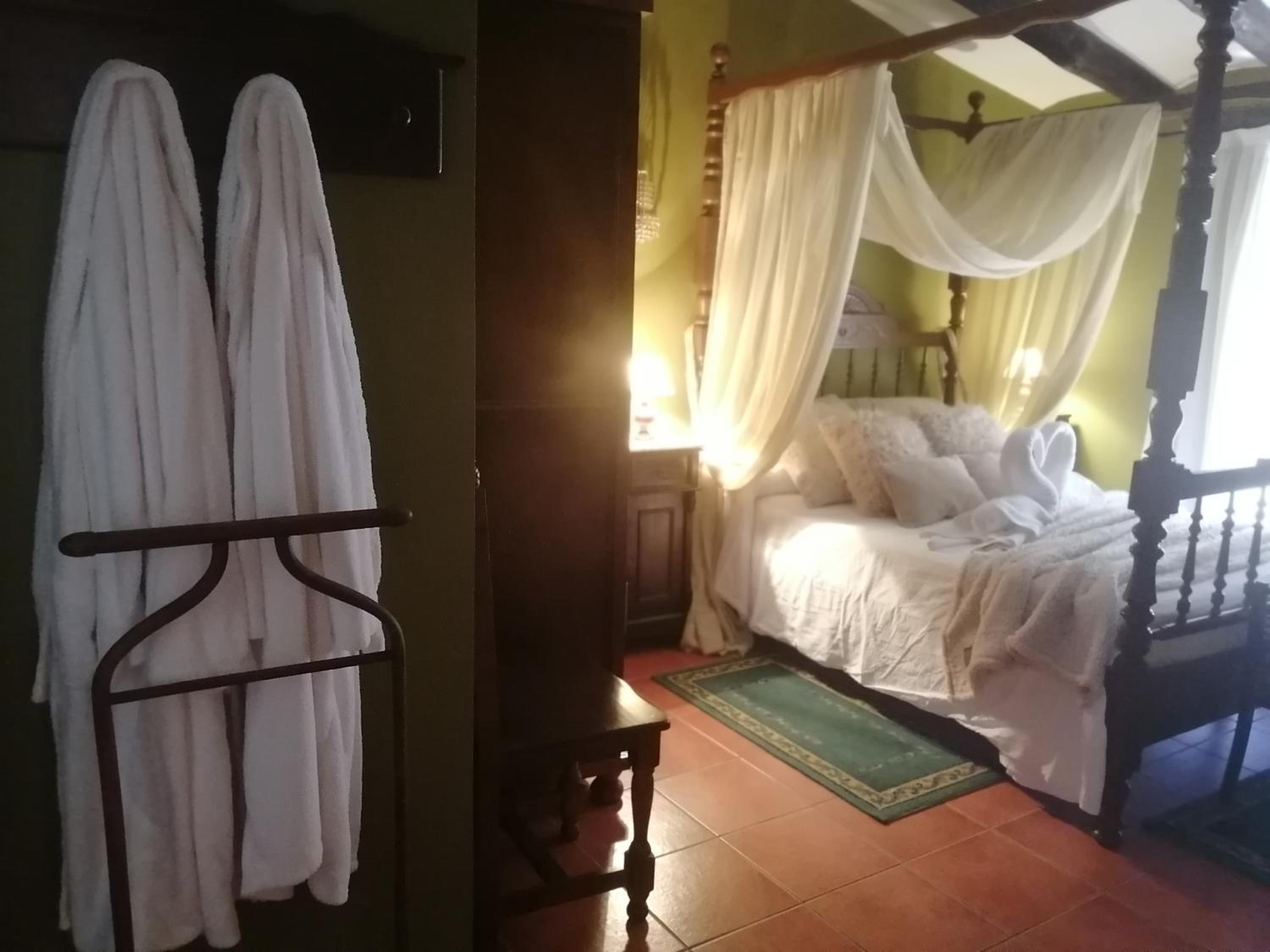 Double Room with Spa Bath - Photo 4