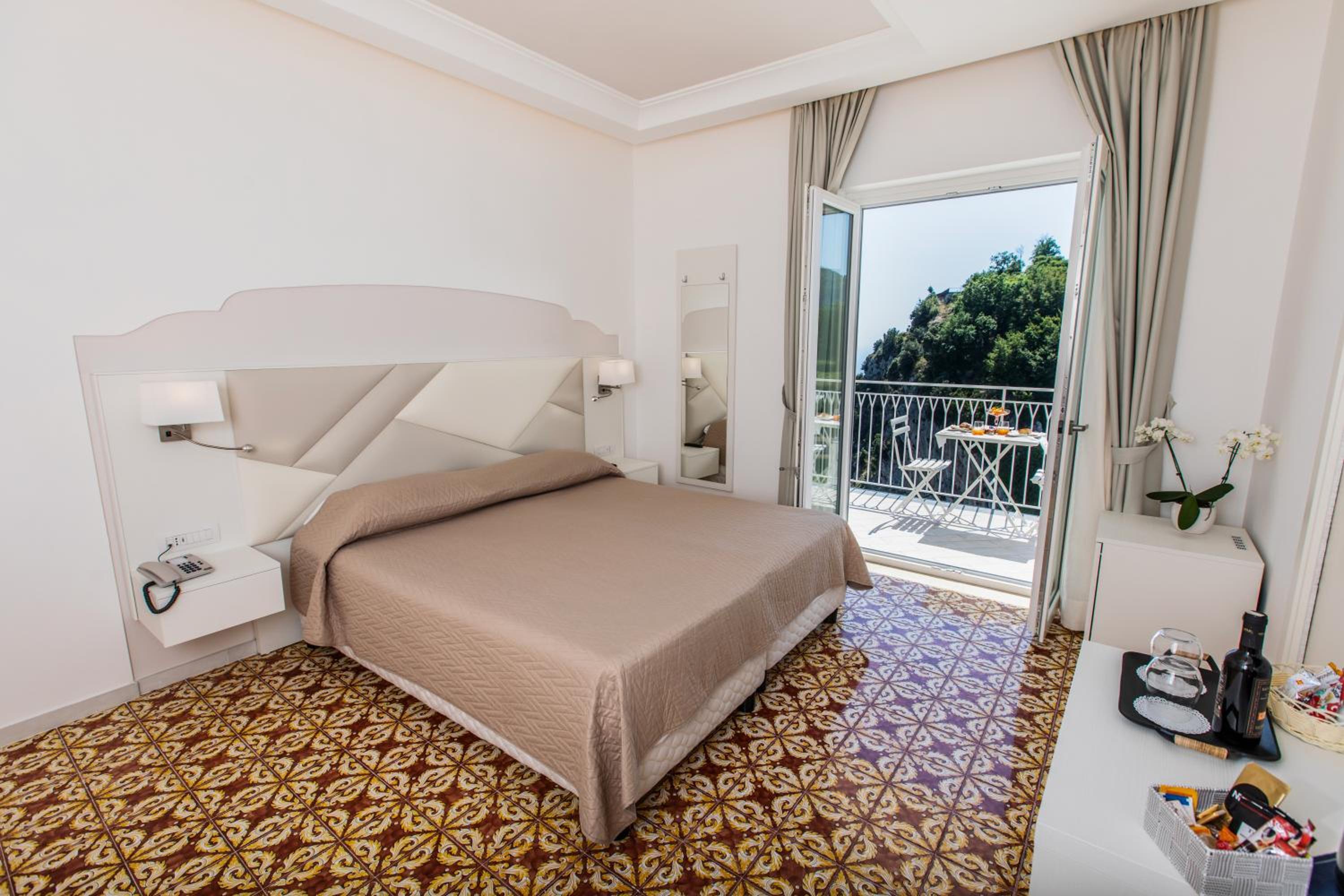 Deluxe Double Room with Balcony and Sea View - Photo 1