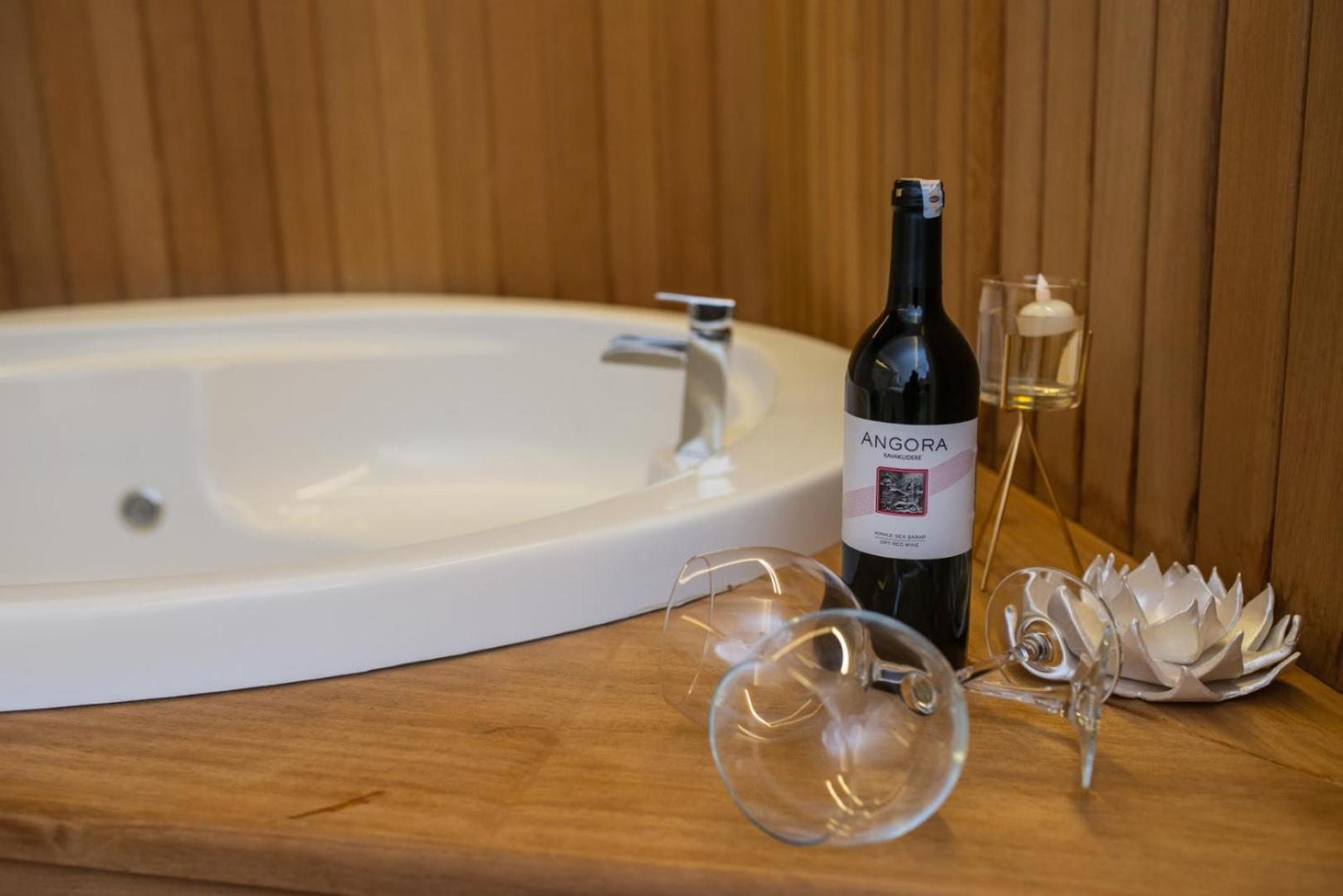 King Suite with Spa Bath - Photo 6