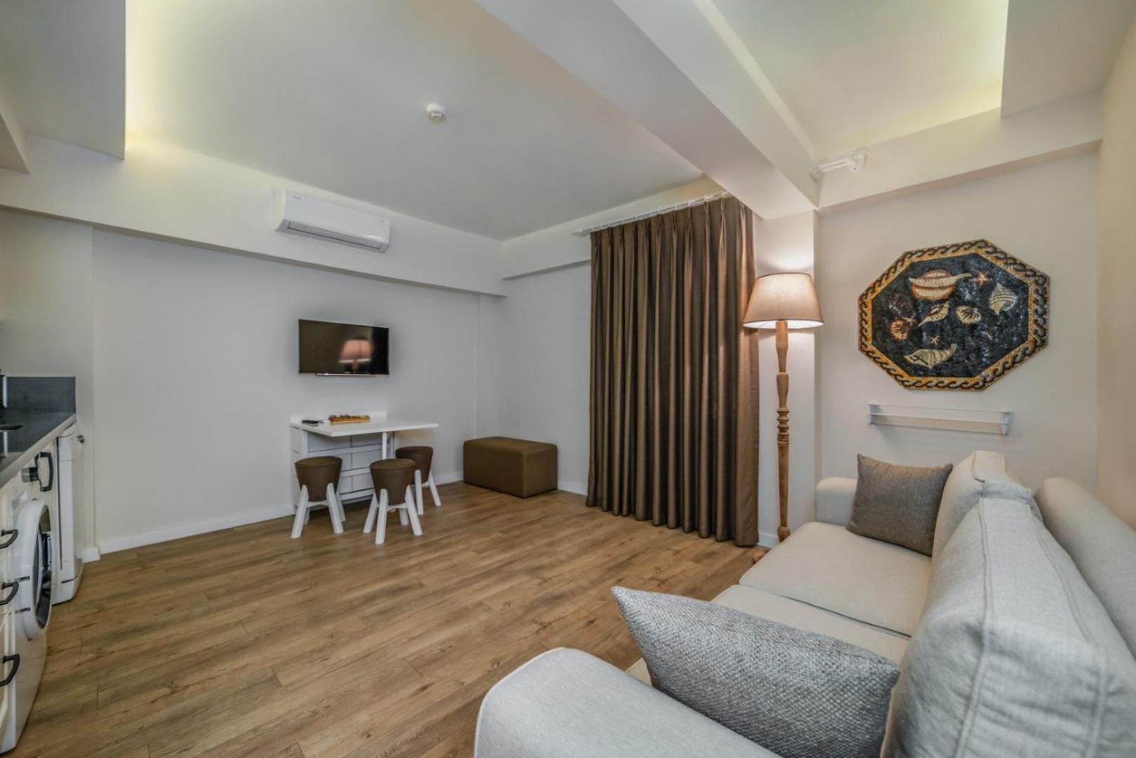 Queen Suite - Photo 3