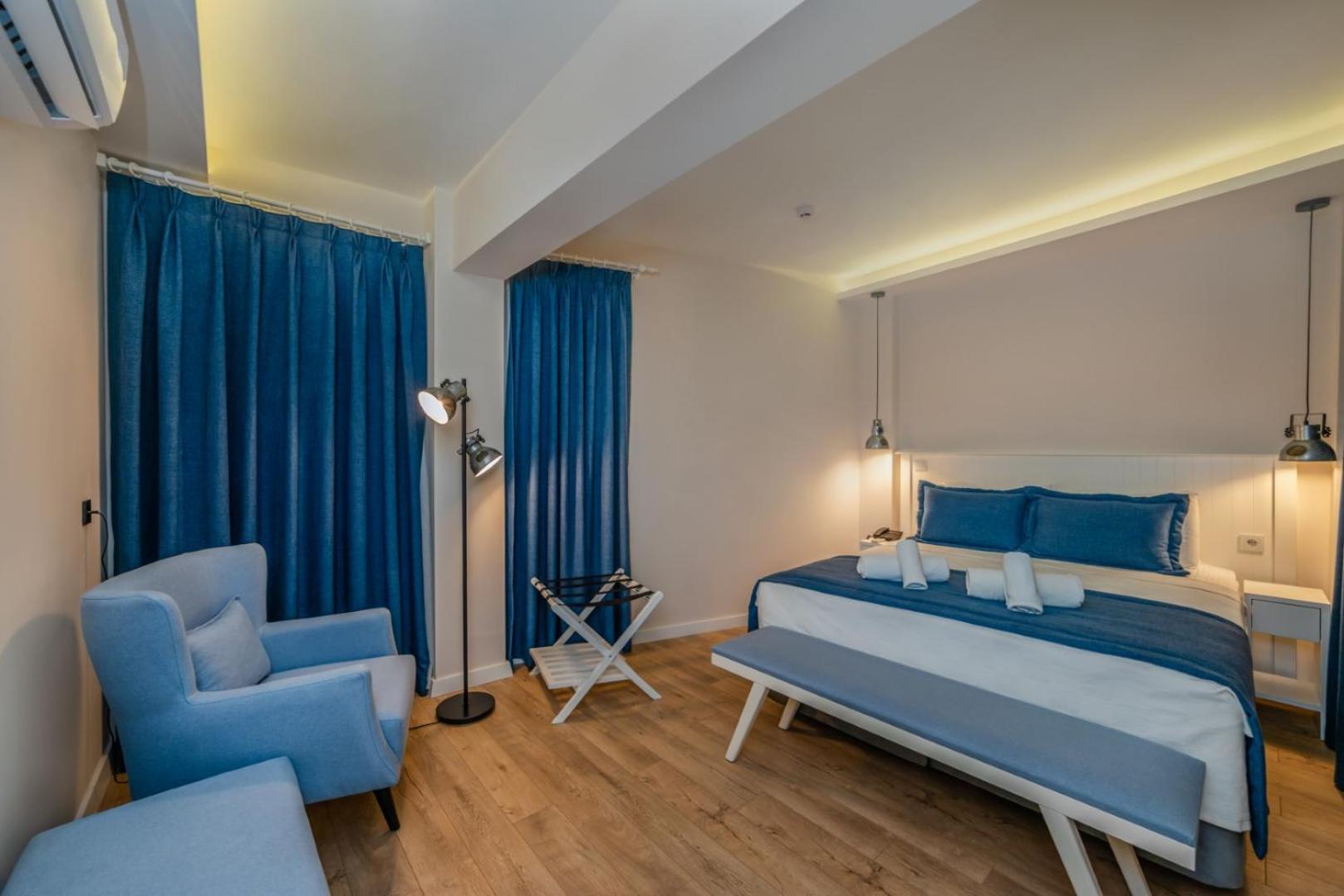 Deluxe Family Suite - Photo 1