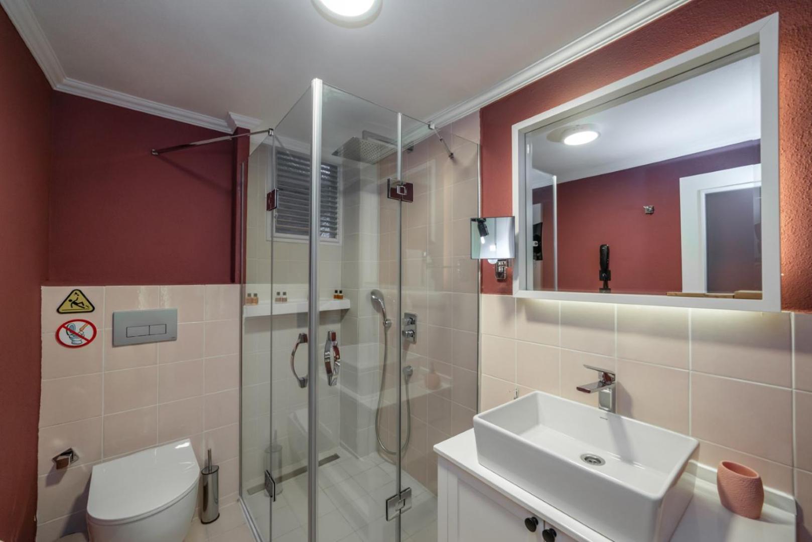 King Suite with Spa Bath - Photo 5