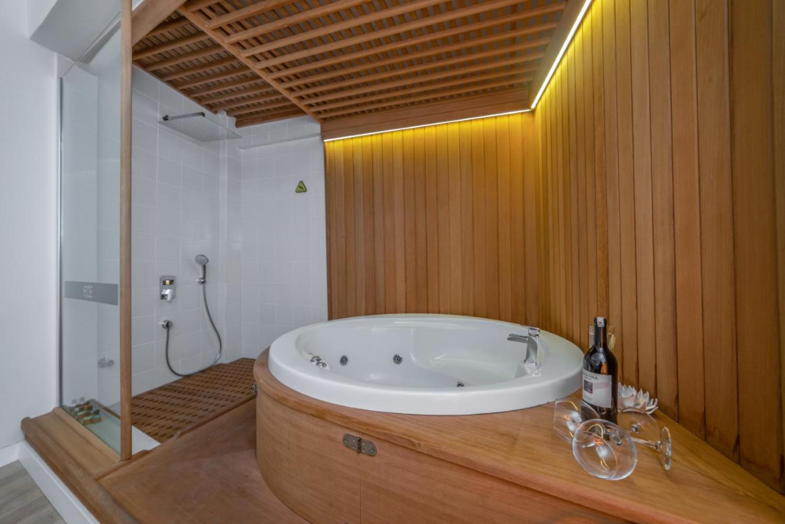 King Suite with Spa Bath - Photo 2