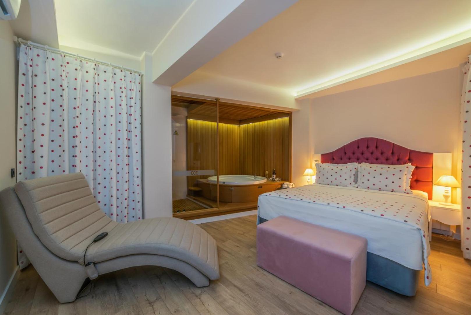 King Suite with Spa Bath - Photo 1