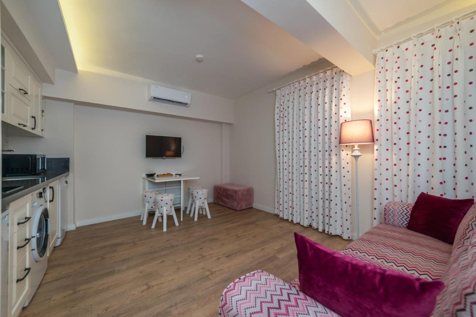 King Suite with Spa Bath - Photo 3