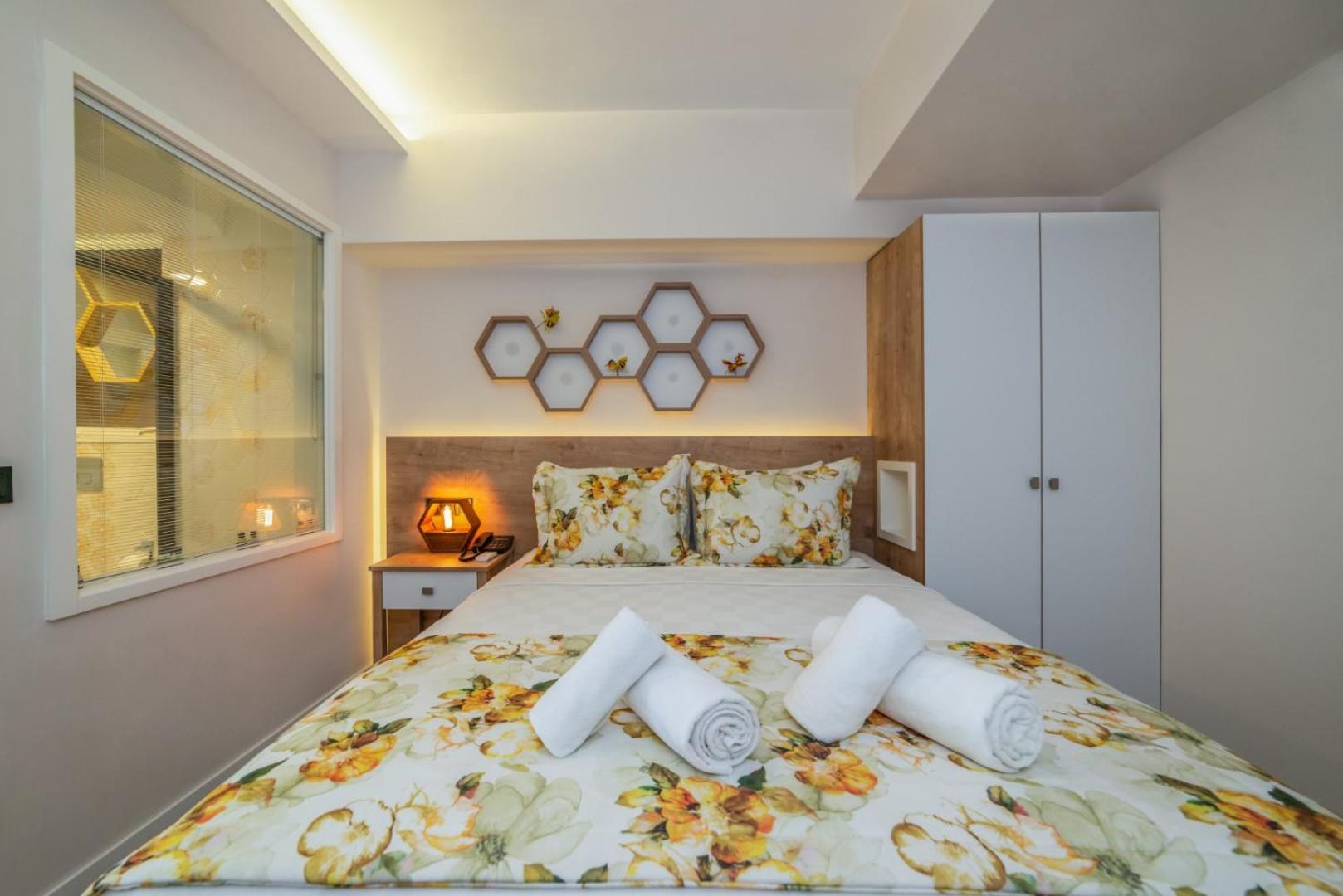 Deluxe Suite with Sea View - Photo 1