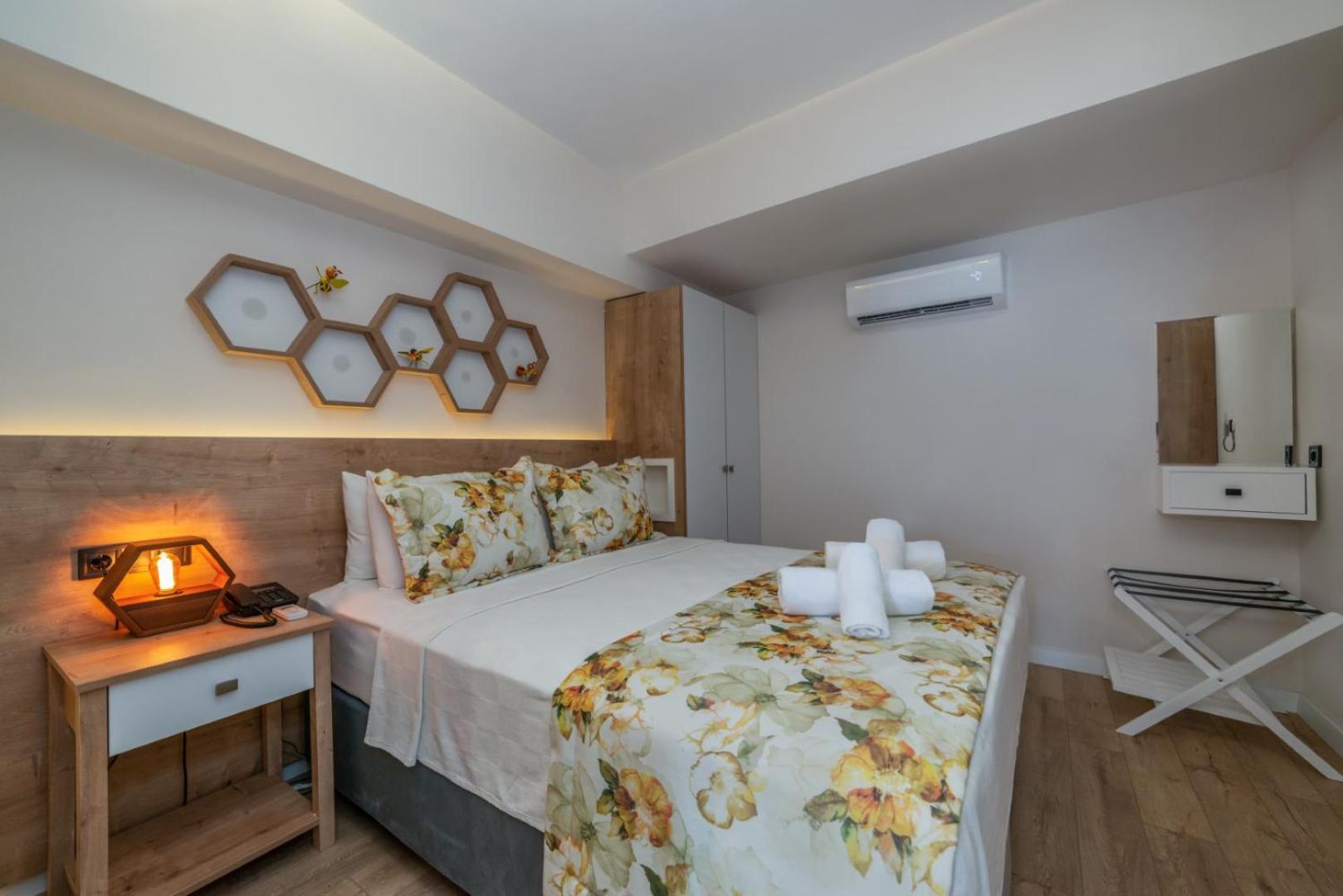 Deluxe Suite with Sea View - Photo 8