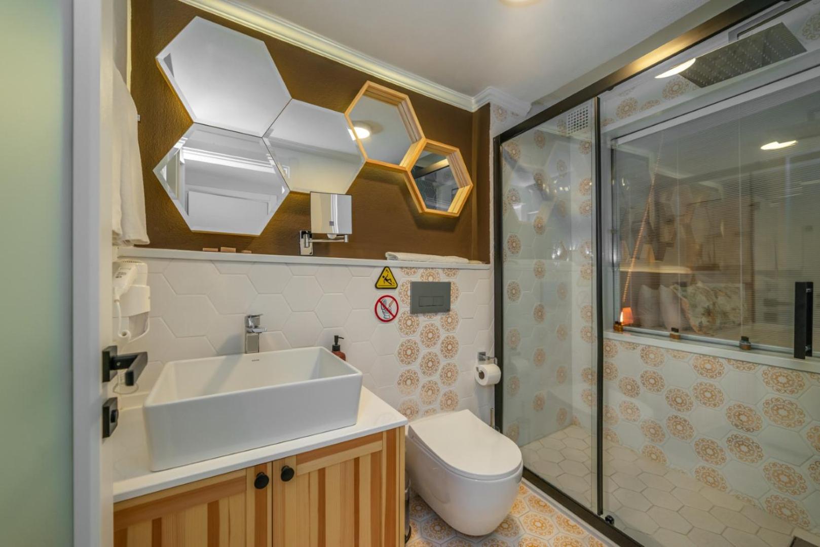Deluxe Suite with Sea View - Photo 4