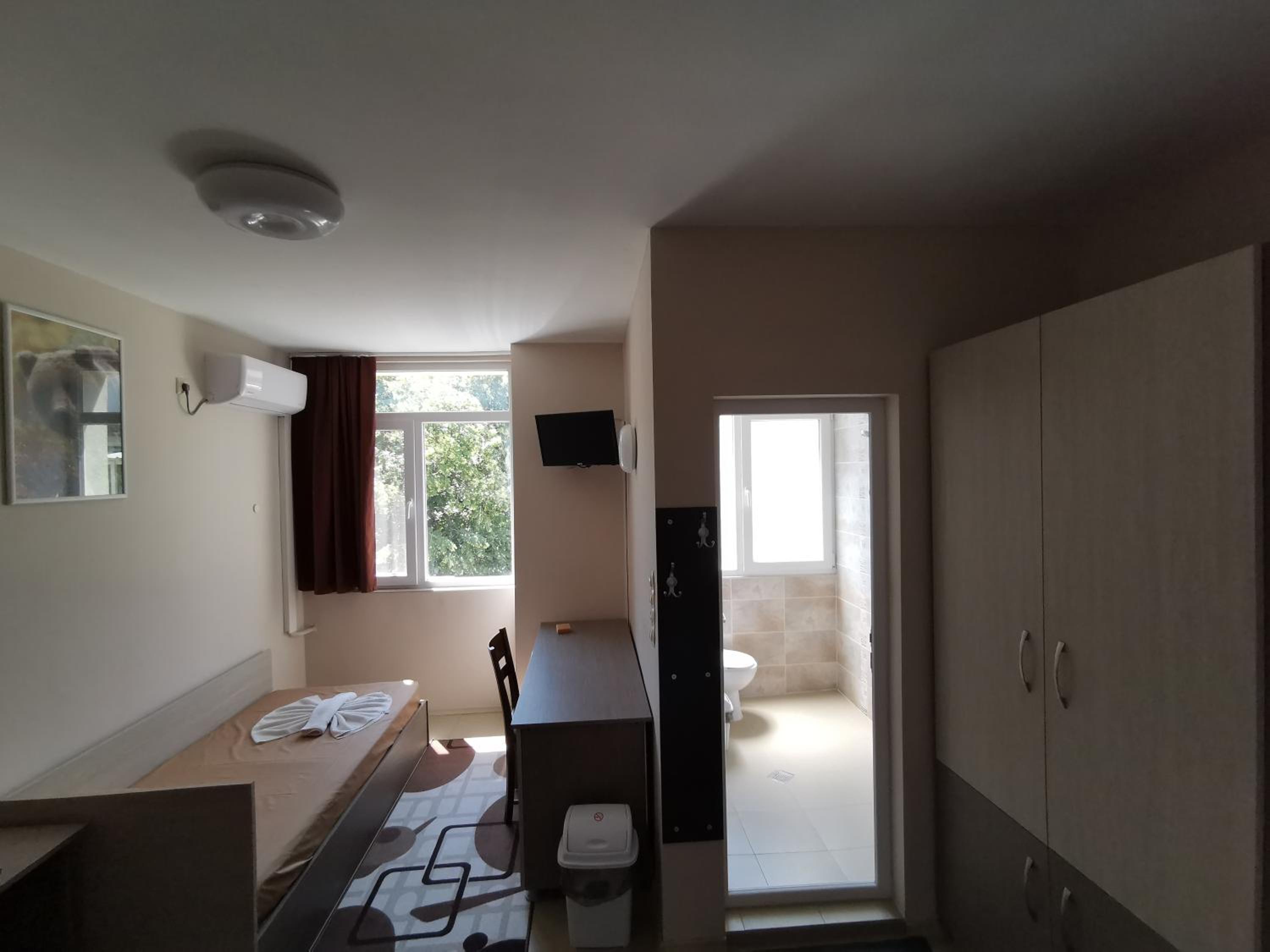Large Twin Room with Air Conditioning photo 3