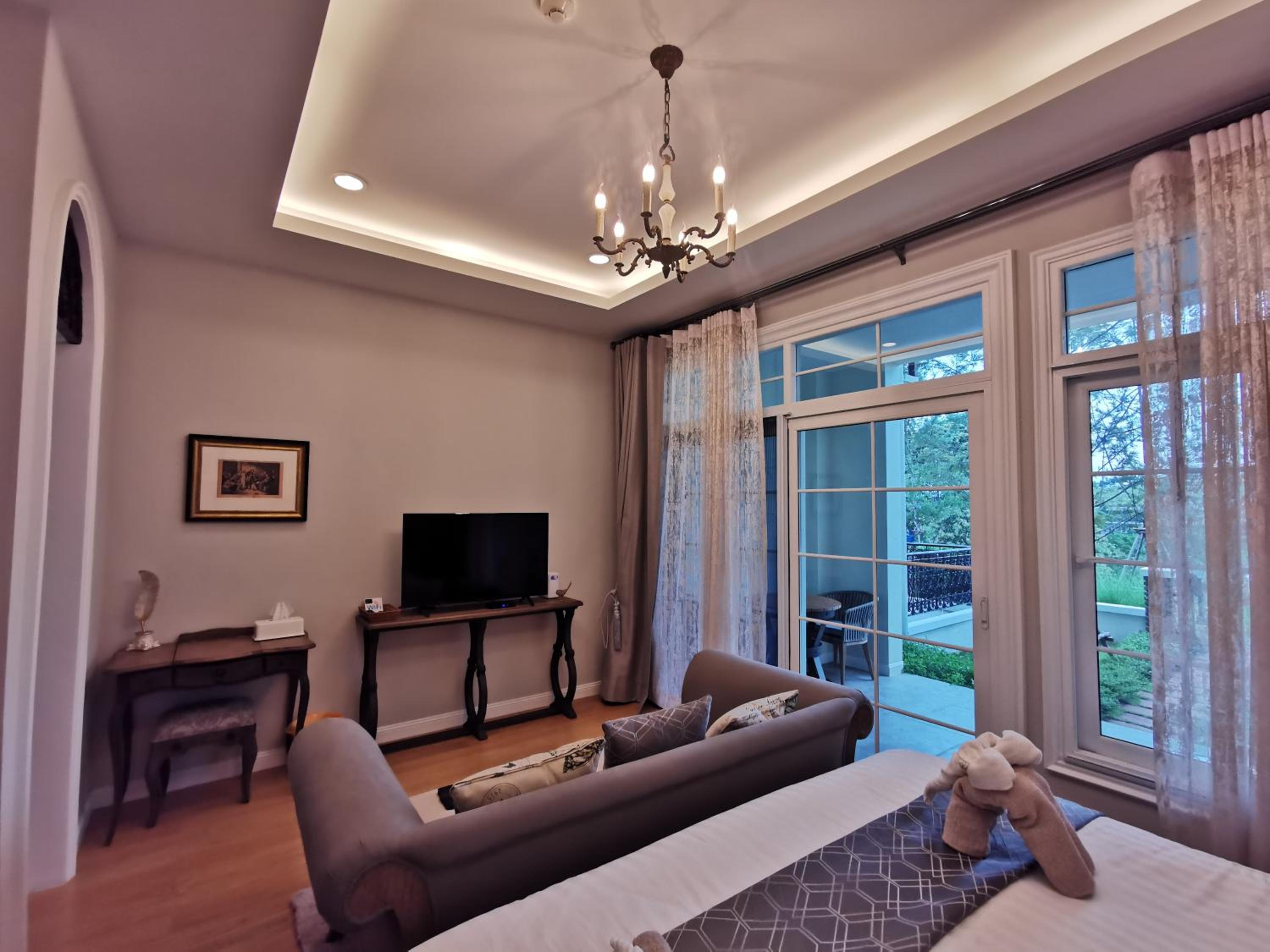 King Suite with Balcony - Photo 23