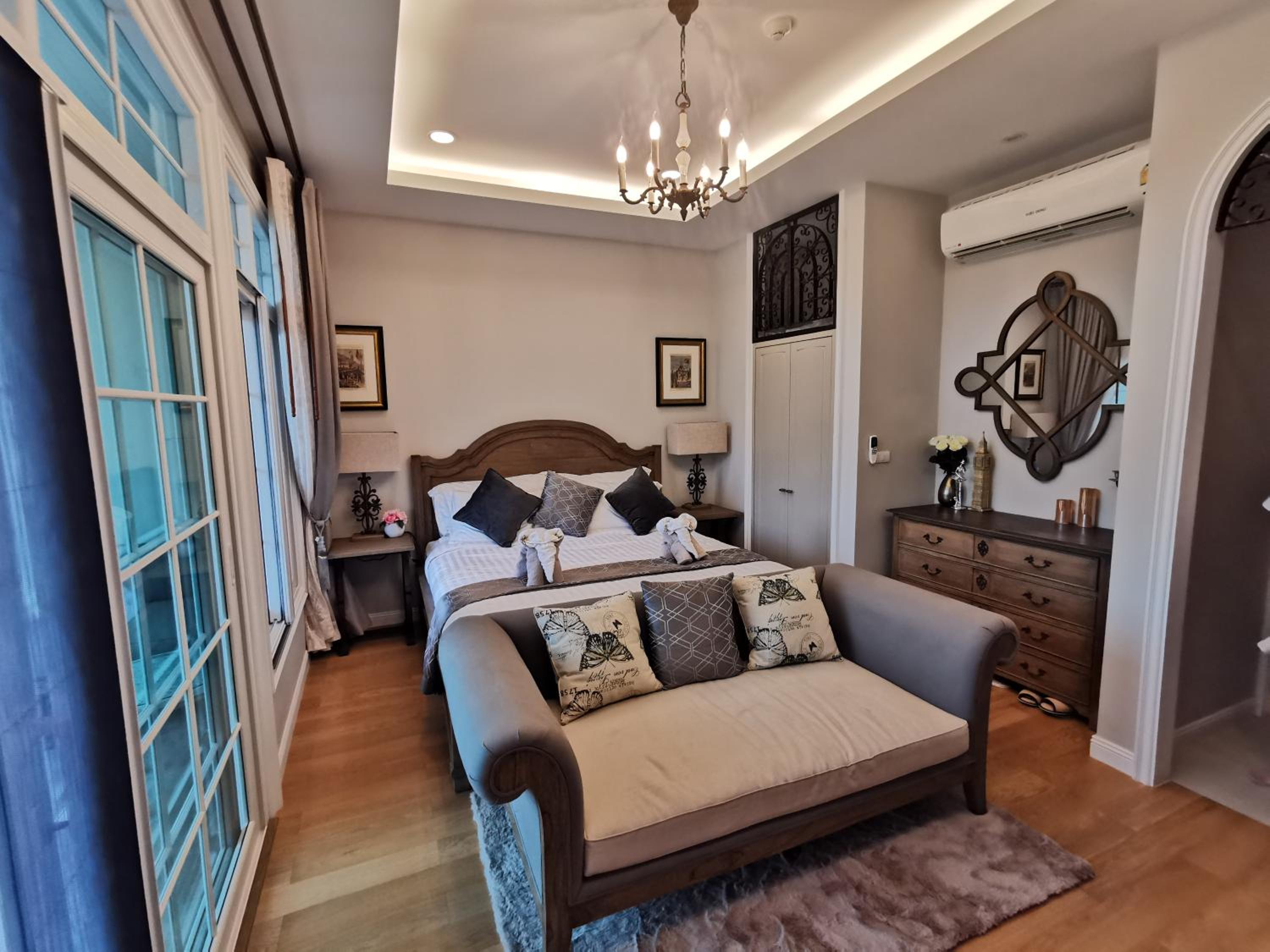 King Suite with Balcony - Photo 24