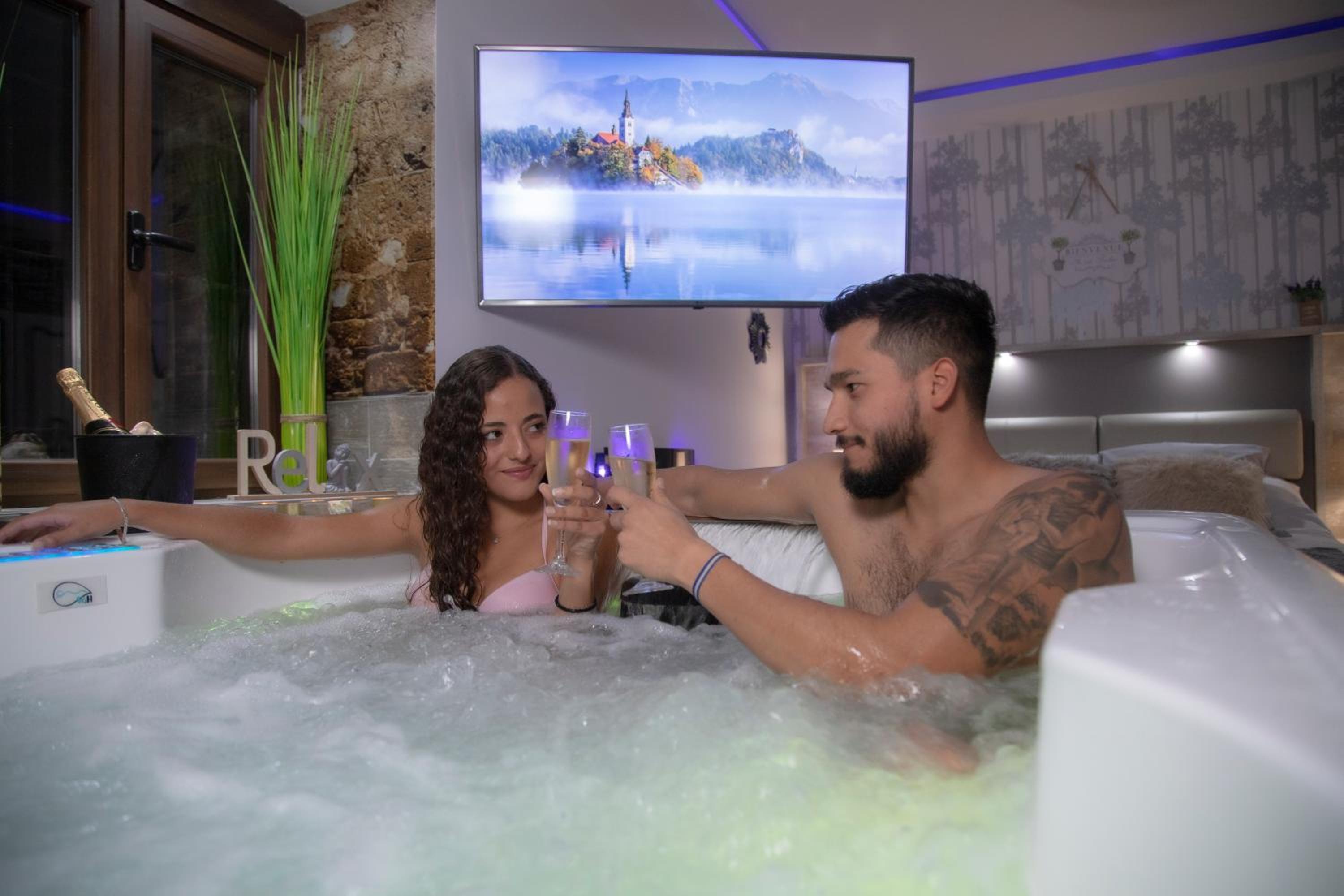 Deluxe Suite with Spa Bath - Photo 27