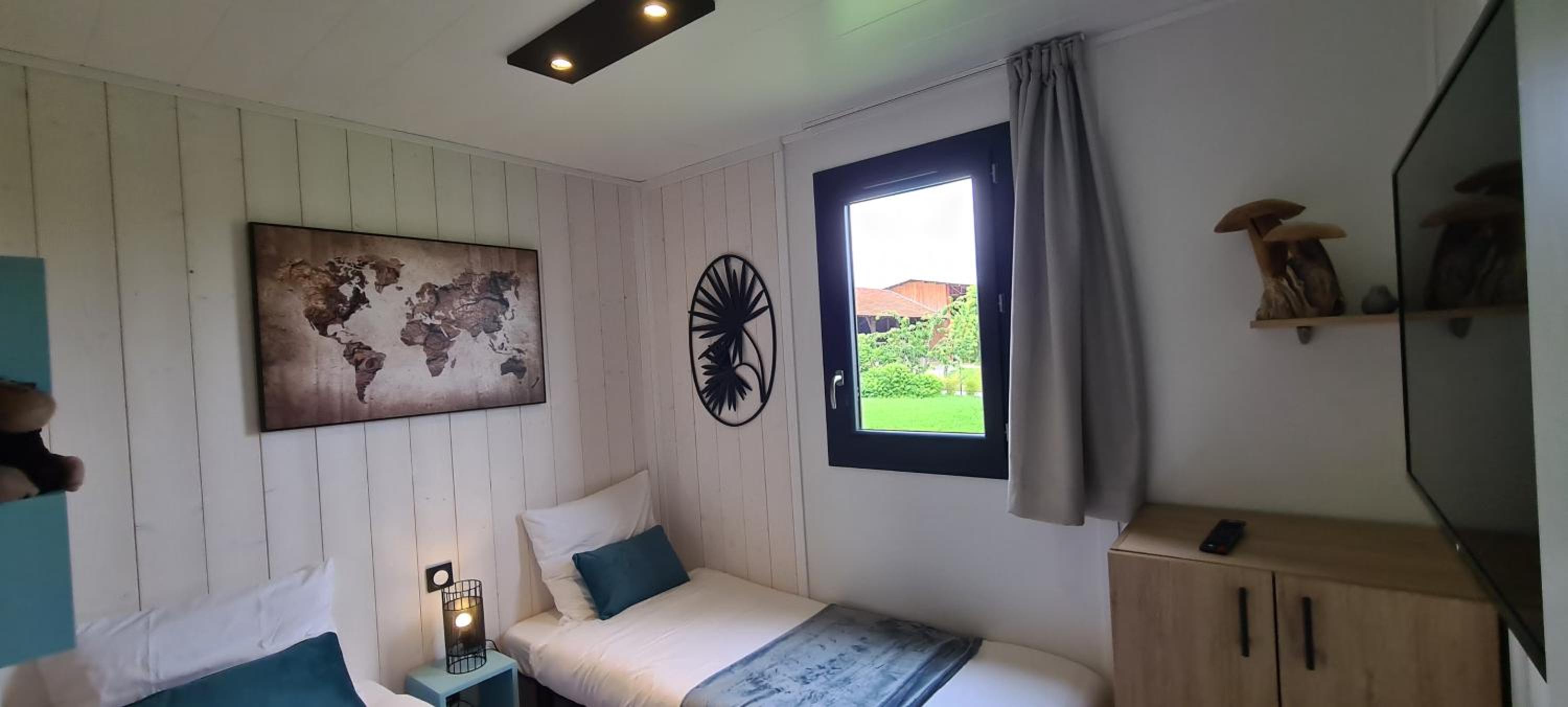 Two-Bedroom Cottage with Jacuzzi