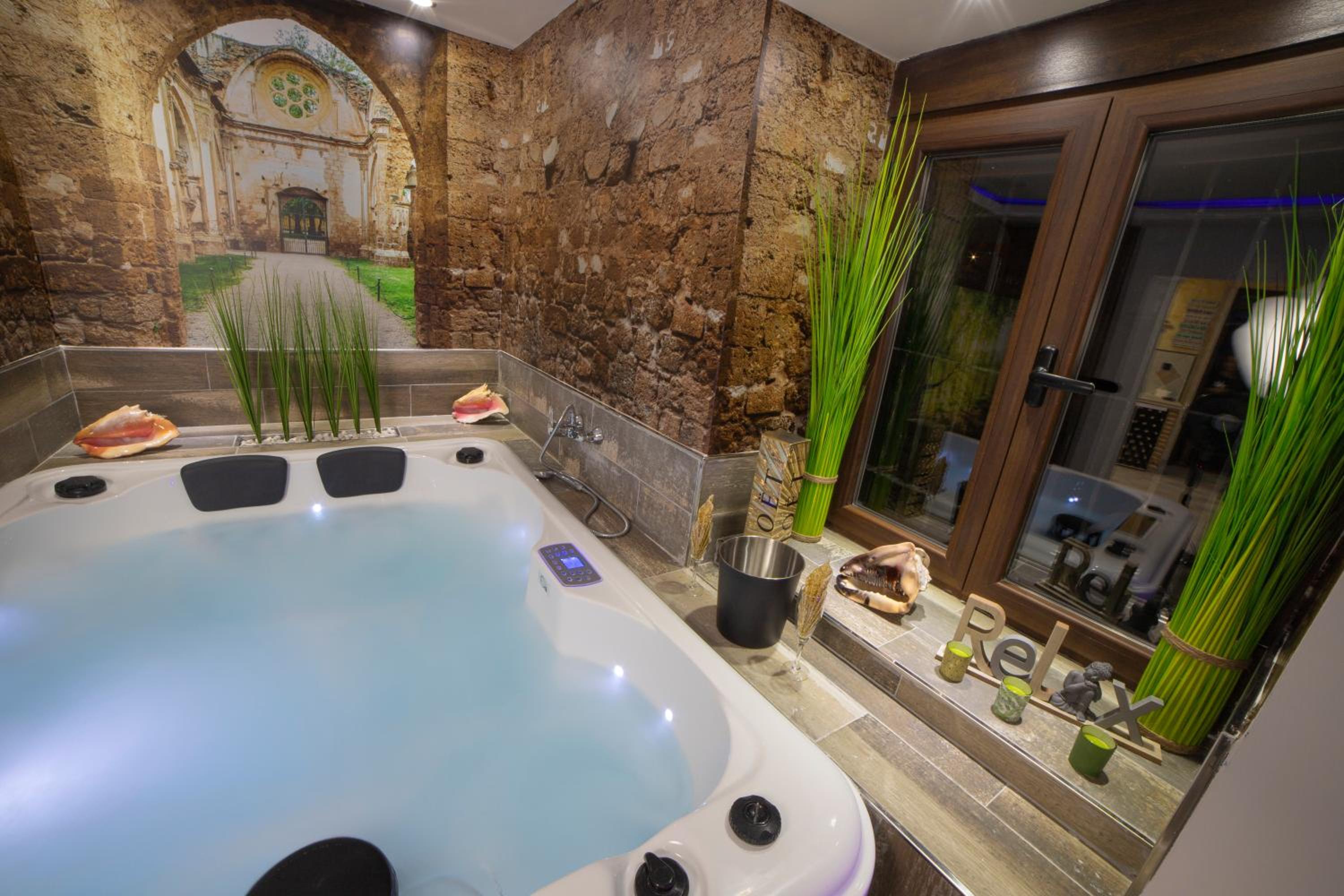 Deluxe Suite with Spa Bath - Photo 31
