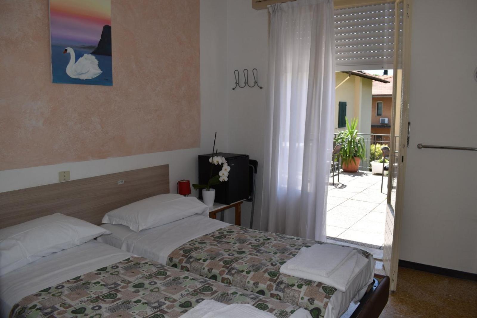 Double or Twin Room with Shared Bathroom photo 2