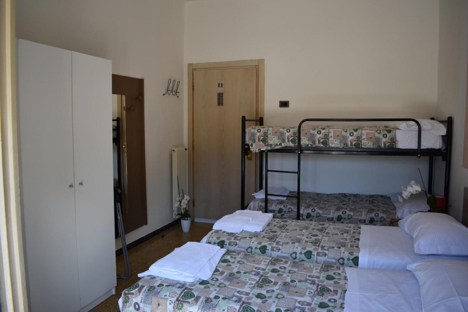 Quadruple Room with Shared Bathroom photo 2