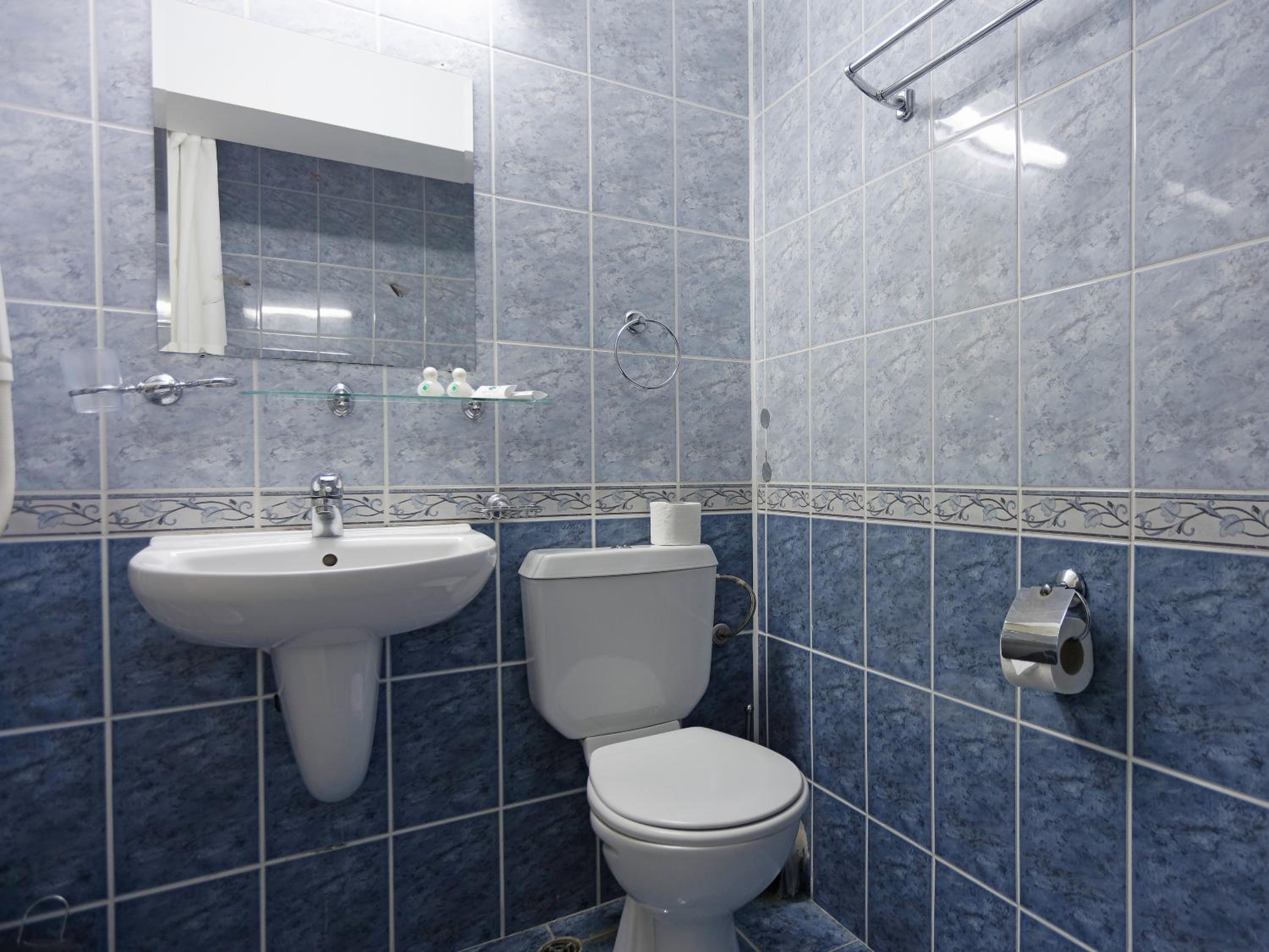 One-Bedroom Apartment with Free Parking photo 2