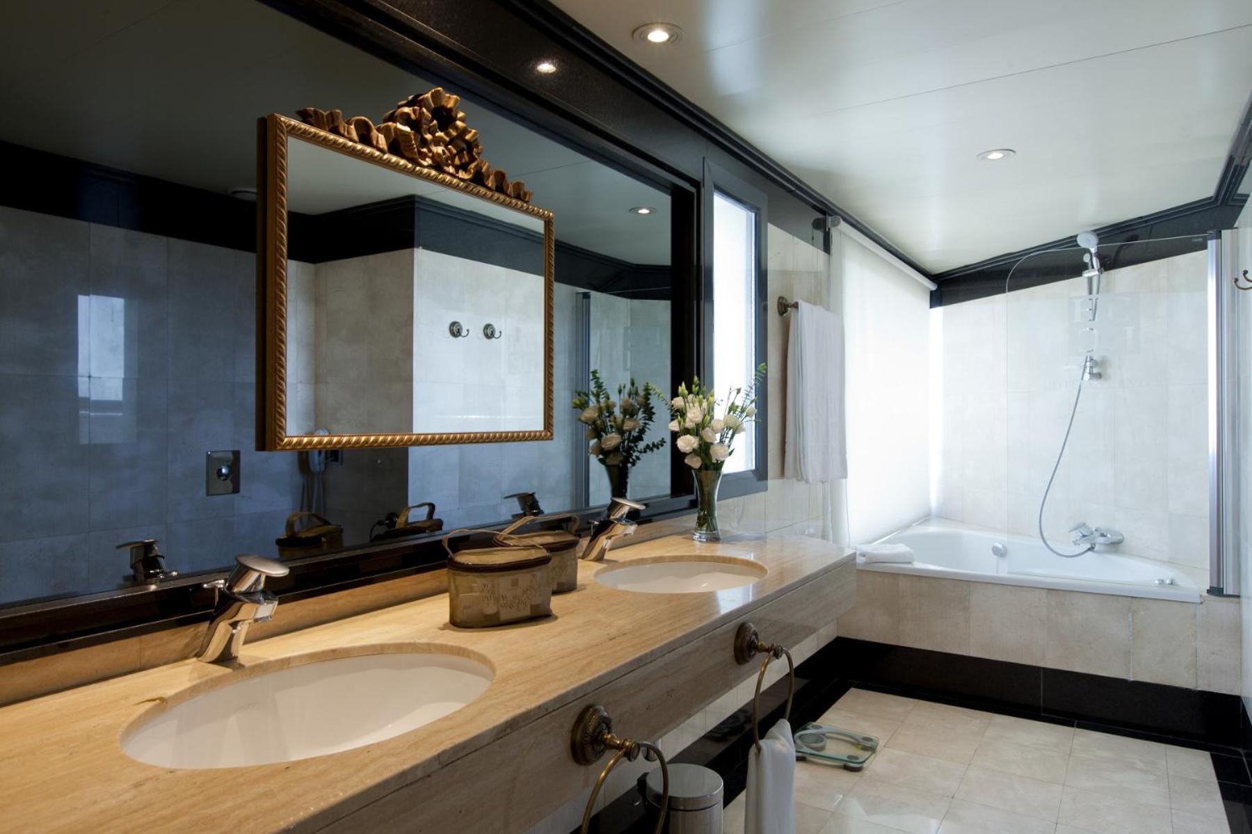 Romantic Package - Deluxe Double Room with Bath