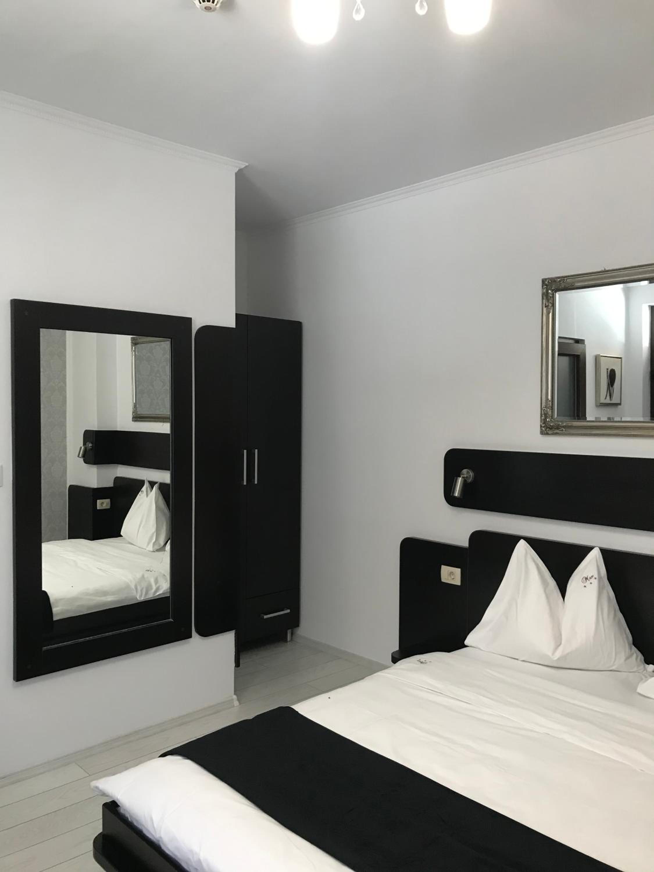 Twin Room with Private Entrance - Photo 7