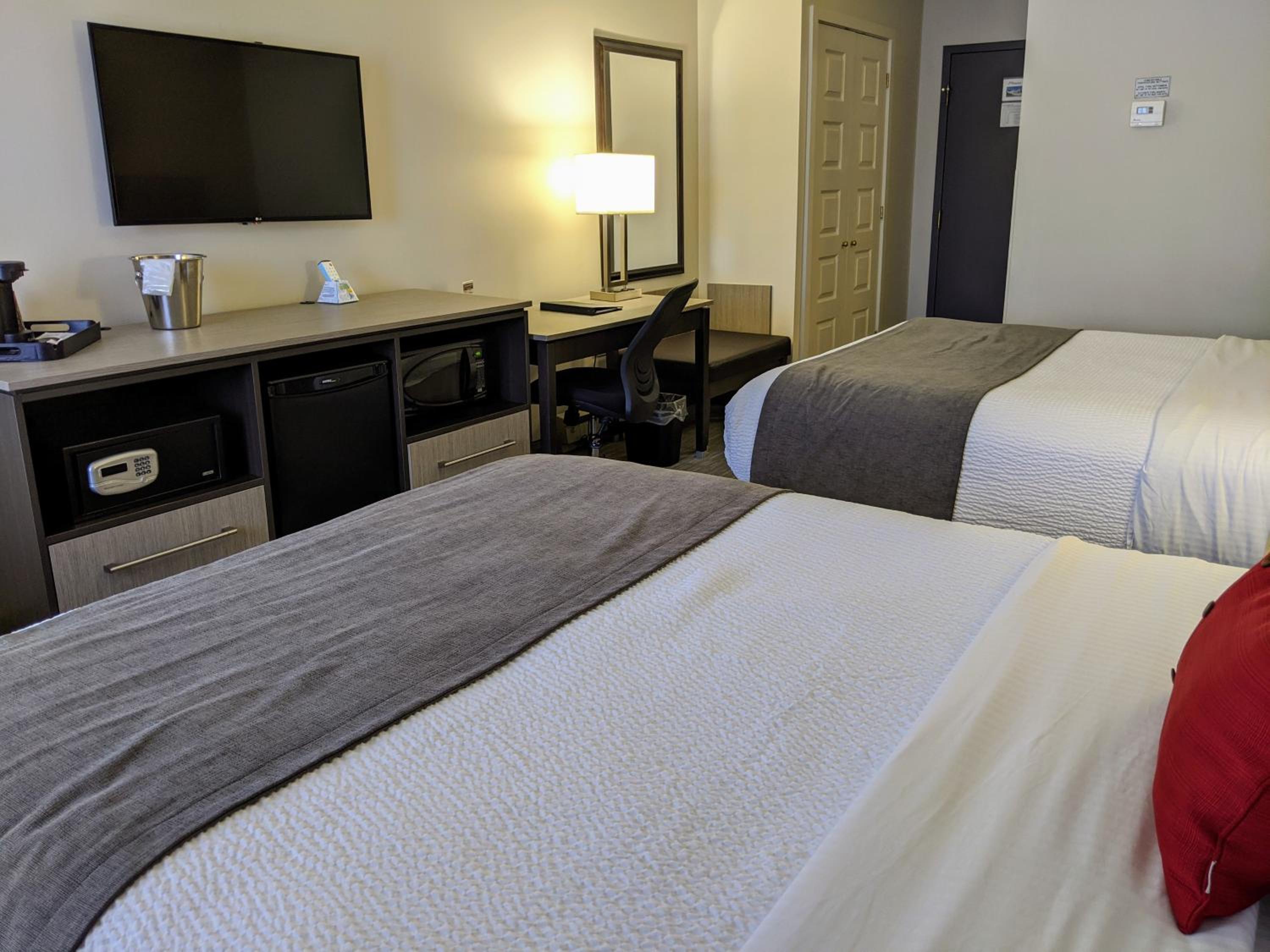 Queen Room with Two Queen Beds - Non-Smoking - Photo 3
